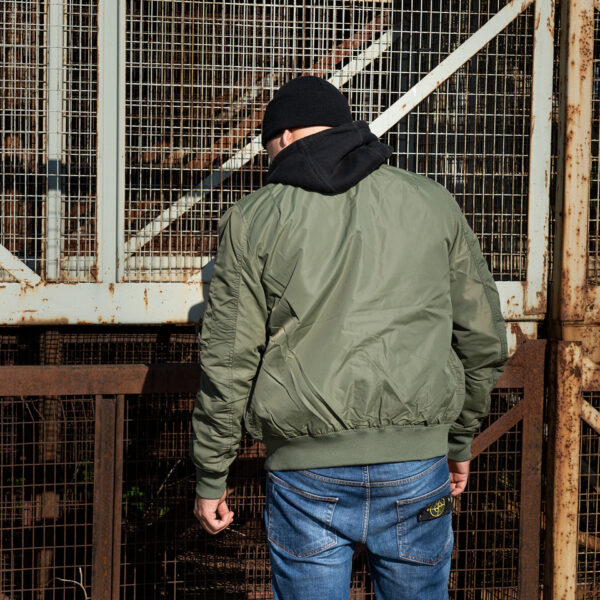 121420 11 09 <strong>De Fostex Garments® MA-1 Commander Summer Bomber Jack</strong> is een stijlvolle, moderne interpretatie van de iconische bomberjacks die oorspronkelijk werden gedragen door piloten van de <strong>U.S. Air Force</strong> en <strong>U.S. Navy</strong> in de jaren ’50. Met een <strong>slim-fit design</strong> en een comfortabele pasvorm is dit jack ideaal voor casual gebruik tijdens het <strong>tussenseizoen</strong> of op koudere zomerdagen. De bomber jas is niet alleen praktisch maar ook trendy, en is een vaste waarde in het hedendaagse straatbeeld. Het lichte ontwerp en de duurzame materialen maken dit jack perfect voor dagelijks gebruik, terwijl de details zoals de <strong>"Remove Before Flight"-sleutelhanger</strong> en het <strong>MA-1 mouwzakje</strong> zorgen voor een authentieke uitstraling. <a title="Maattabel" href="https://dedump.nl/wp-content/uploads/2022/12/121420-MA-1-summer-bomber-jack-maattabel.pdf" target="_blank" rel="noopener noreferrer"><button><span style="color: #ef471f;font-size: medium"><strong>Maattabel</strong></span></button></a>