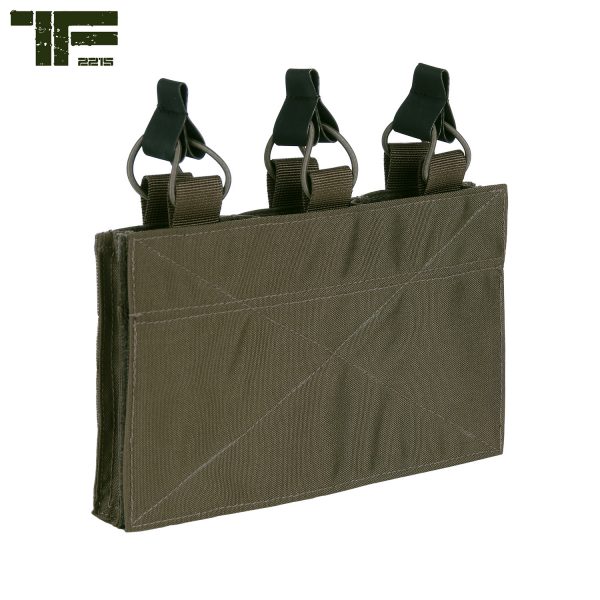 111359546 TF 2215 Triple M4 pouch with hook and loop panel 091 <big><strong>Task Force 2215® Triple M4 Pouch</strong> Deze Triple M4 Pouch with Hook and Loop panel kan bevestigd worden op ons Modular Vest en Rig, maar ook op andere vesten en platen die over klittenband beschikken.</big> <strong>Materiaal:</strong> 100% Cordura 500 DEN. <strong>Kenmerken:</strong> <ul> <li><big>Gemaakt van duurzaam 500D Cordura materiaal</big></li> <li><big>Sterk klittenband rugpaneel</big></li> <li><big>Groot klittenband paneel om je team-ID op te plaatsen of andere patches</big></li> <li><big>Kan drie M4 magazijnen dragen</big></li> <li><big>Bungee cords met Hypalon pullers voor de zekering van je magazijnen</big></li> </ul> <img src="https://static.wixstatic.com/media/01c654_09e0c314f80d42249d1a491f181a41f7~mv2.png/v1/fill/w_138,h_54,al_c,q_80,usm_0.66_1.00_0.01/Cordura.webp" alt="Cordura" /> Coyote <a href="https://dedump.nl/wp-content/uploads/2019/07/coyote_112.jpg"><img class="alignnone size-full wp-image-22518" src="https://dedump.nl/wp-content/uploads/2019/07/coyote_112.jpg" alt="" width="50" height="50" /></a> Ranger Green <a href="https://dedump.nl/wp-content/uploads/2019/07/forest-green.jpg"><img class="alignnone size-full wp-image-18943" src="https://dedump.nl/wp-content/uploads/2019/07/forest-green.jpg" alt="" width="171" height="26" /></a>   https://youtu.be/mXJ0kzrWw_s    