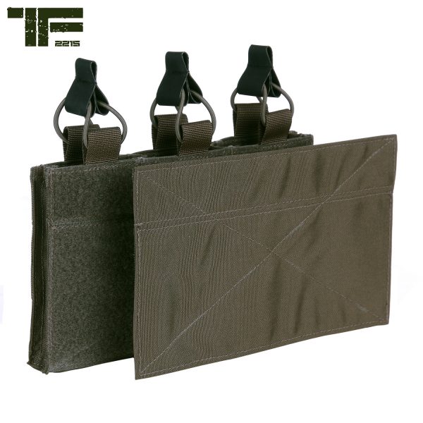 111359546 TF 2215 Triple M4 pouch with hook and loop panel 092 <big><strong>Task Force 2215® Triple M4 Pouch</strong> Deze Triple M4 Pouch with Hook and Loop panel kan bevestigd worden op ons Modular Vest en Rig, maar ook op andere vesten en platen die over klittenband beschikken.</big> <strong>Materiaal:</strong> 100% Cordura 500 DEN. <strong>Kenmerken:</strong> <ul> <li><big>Gemaakt van duurzaam 500D Cordura materiaal</big></li> <li><big>Sterk klittenband rugpaneel</big></li> <li><big>Groot klittenband paneel om je team-ID op te plaatsen of andere patches</big></li> <li><big>Kan drie M4 magazijnen dragen</big></li> <li><big>Bungee cords met Hypalon pullers voor de zekering van je magazijnen</big></li> </ul> <img src="https://static.wixstatic.com/media/01c654_09e0c314f80d42249d1a491f181a41f7~mv2.png/v1/fill/w_138,h_54,al_c,q_80,usm_0.66_1.00_0.01/Cordura.webp" alt="Cordura" /> Coyote <a href="https://dedump.nl/wp-content/uploads/2019/07/coyote_112.jpg"><img class="alignnone size-full wp-image-22518" src="https://dedump.nl/wp-content/uploads/2019/07/coyote_112.jpg" alt="" width="50" height="50" /></a> Ranger Green <a href="https://dedump.nl/wp-content/uploads/2019/07/forest-green.jpg"><img class="alignnone size-full wp-image-18943" src="https://dedump.nl/wp-content/uploads/2019/07/forest-green.jpg" alt="" width="171" height="26" /></a>   https://youtu.be/mXJ0kzrWw_s    