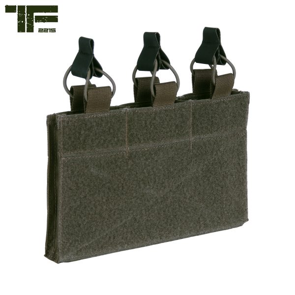 111359546 TF 2215 Triple M4 pouch with hook and loop panel 094 <big><strong>Task Force 2215® Triple M4 Pouch</strong> Deze Triple M4 Pouch with Hook and Loop panel kan bevestigd worden op ons Modular Vest en Rig, maar ook op andere vesten en platen die over klittenband beschikken.</big> <strong>Materiaal:</strong> 100% Cordura 500 DEN. <strong>Kenmerken:</strong> <ul> <li><big>Gemaakt van duurzaam 500D Cordura materiaal</big></li> <li><big>Sterk klittenband rugpaneel</big></li> <li><big>Groot klittenband paneel om je team-ID op te plaatsen of andere patches</big></li> <li><big>Kan drie M4 magazijnen dragen</big></li> <li><big>Bungee cords met Hypalon pullers voor de zekering van je magazijnen</big></li> </ul> <img src="https://static.wixstatic.com/media/01c654_09e0c314f80d42249d1a491f181a41f7~mv2.png/v1/fill/w_138,h_54,al_c,q_80,usm_0.66_1.00_0.01/Cordura.webp" alt="Cordura" /> Coyote <a href="https://dedump.nl/wp-content/uploads/2019/07/coyote_112.jpg"><img class="alignnone size-full wp-image-22518" src="https://dedump.nl/wp-content/uploads/2019/07/coyote_112.jpg" alt="" width="50" height="50" /></a> Ranger Green <a href="https://dedump.nl/wp-content/uploads/2019/07/forest-green.jpg"><img class="alignnone size-full wp-image-18943" src="https://dedump.nl/wp-content/uploads/2019/07/forest-green.jpg" alt="" width="171" height="26" /></a>   https://youtu.be/mXJ0kzrWw_s    