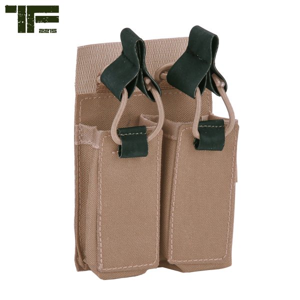 111359552 TF 2215 Double pistol pouch 34 <big><strong>Task Force 2215® Dubbel pistool pouch</strong> De TF-2215 Double Pistol Pouch is geschikt voor 2 pistoolmagazijnen. De pouch kan bevestigd worden op het TF-2215 Modular Vest en de TF-2215 Rig, maar ook op andere vesten en platen die over klittenband beschikken.</big> <strong>Materiaal:</strong> 100% Cordura 500 DEN. <strong>Kenmerken:</strong> <ul> <li><big>Gemaakt van duurzaam 500D Cordura materiaal</big></li> <li><big>Sterk klittenband rugpaneel</big></li> <li><big>Zeer compacte en lichte magazijn pouch</big></li> <li><big>Kan twee pistoolmagazijnen dragen</big></li> <li><big>Bungee cords met Hypalon pullers voor de zekering van de magazijnen.</big></li> </ul> <img src="https://static.wixstatic.com/media/01c654_09e0c314f80d42249d1a491f181a41f7~mv2.png/v1/fill/w_138,h_54,al_c,q_80,usm_0.66_1.00_0.01/Cordura.webp" alt="Cordura" /> Coyote <a href="https://dedump.nl/wp-content/uploads/2019/07/coyote_112.jpg"><img class="alignnone size-full wp-image-22518" src="https://dedump.nl/wp-content/uploads/2019/07/coyote_112.jpg" alt="" width="50" height="50" /></a> Ranger Green <a href="https://dedump.nl/wp-content/uploads/2019/07/forest-green.jpg"><img class="alignnone size-full wp-image-18943" src="https://dedump.nl/wp-content/uploads/2019/07/forest-green.jpg" alt="" width="171" height="26" /></a>