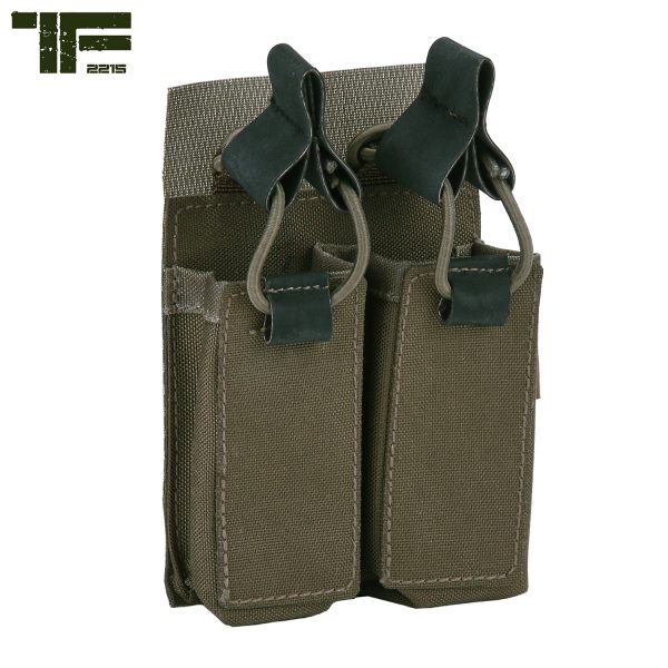 111359552 TF 2215 Double pistol pouch 341 <big><strong>Task Force 2215® Dubbel pistool pouch</strong> De TF-2215 Double Pistol Pouch is geschikt voor 2 pistoolmagazijnen. De pouch kan bevestigd worden op het TF-2215 Modular Vest en de TF-2215 Rig, maar ook op andere vesten en platen die over klittenband beschikken.</big> <strong>Materiaal:</strong> 100% Cordura 500 DEN. <strong>Kenmerken:</strong> <ul> <li><big>Gemaakt van duurzaam 500D Cordura materiaal</big></li> <li><big>Sterk klittenband rugpaneel</big></li> <li><big>Zeer compacte en lichte magazijn pouch</big></li> <li><big>Kan twee pistoolmagazijnen dragen</big></li> <li><big>Bungee cords met Hypalon pullers voor de zekering van de magazijnen.</big></li> </ul> <img src="https://static.wixstatic.com/media/01c654_09e0c314f80d42249d1a491f181a41f7~mv2.png/v1/fill/w_138,h_54,al_c,q_80,usm_0.66_1.00_0.01/Cordura.webp" alt="Cordura" /> Coyote <a href="https://dedump.nl/wp-content/uploads/2019/07/coyote_112.jpg"><img class="alignnone size-full wp-image-22518" src="https://dedump.nl/wp-content/uploads/2019/07/coyote_112.jpg" alt="" width="50" height="50" /></a> Ranger Green <a href="https://dedump.nl/wp-content/uploads/2019/07/forest-green.jpg"><img class="alignnone size-full wp-image-18943" src="https://dedump.nl/wp-content/uploads/2019/07/forest-green.jpg" alt="" width="171" height="26" /></a>