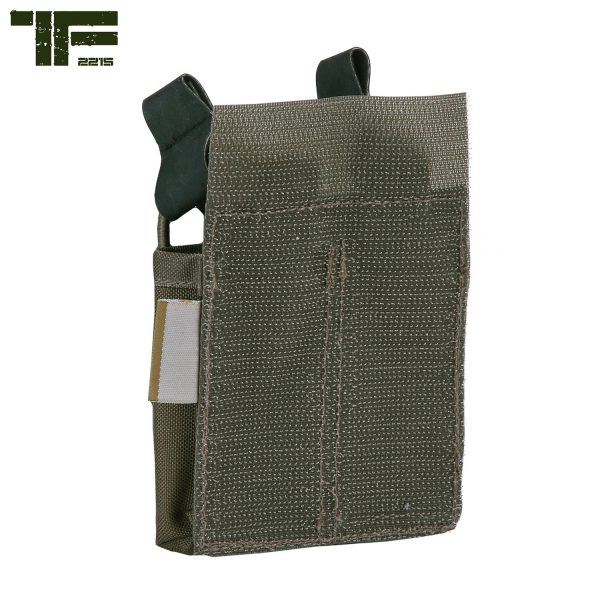 111359552 TF 2215 Double pistol pouch 342 <big><strong>Task Force 2215® Dubbel pistool pouch</strong> De TF-2215 Double Pistol Pouch is geschikt voor 2 pistoolmagazijnen. De pouch kan bevestigd worden op het TF-2215 Modular Vest en de TF-2215 Rig, maar ook op andere vesten en platen die over klittenband beschikken.</big> <strong>Materiaal:</strong> 100% Cordura 500 DEN. <strong>Kenmerken:</strong> <ul> <li><big>Gemaakt van duurzaam 500D Cordura materiaal</big></li> <li><big>Sterk klittenband rugpaneel</big></li> <li><big>Zeer compacte en lichte magazijn pouch</big></li> <li><big>Kan twee pistoolmagazijnen dragen</big></li> <li><big>Bungee cords met Hypalon pullers voor de zekering van de magazijnen.</big></li> </ul> <img src="https://static.wixstatic.com/media/01c654_09e0c314f80d42249d1a491f181a41f7~mv2.png/v1/fill/w_138,h_54,al_c,q_80,usm_0.66_1.00_0.01/Cordura.webp" alt="Cordura" /> Coyote <a href="https://dedump.nl/wp-content/uploads/2019/07/coyote_112.jpg"><img class="alignnone size-full wp-image-22518" src="https://dedump.nl/wp-content/uploads/2019/07/coyote_112.jpg" alt="" width="50" height="50" /></a> Ranger Green <a href="https://dedump.nl/wp-content/uploads/2019/07/forest-green.jpg"><img class="alignnone size-full wp-image-18943" src="https://dedump.nl/wp-content/uploads/2019/07/forest-green.jpg" alt="" width="171" height="26" /></a>
