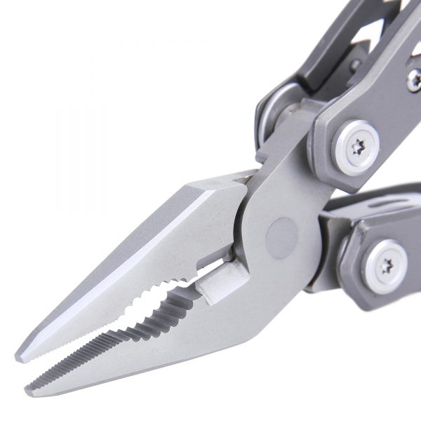 111453226 TF 2215 9 in 1 multi tool3 <strong>Task Force 2215® MultiTool</strong> <hr /> Met een multitool heb je de belangrijkste soorten gereedschap in een handzame tool. Multitools zijn ontwikkeld voor situaties dat er geen schroevendraaier, mes, zaag of tang voorhanden is. Ideaal voor situaties tijdens vakanties, hiking, vissen, schietbaan, of andere outdoor activiteiten. <strong>Deze 9 in 1 Multi Tool bevat de volgende tools:</strong> <ul> <li>Puntbek tang met draadknipper</li> <li>Mini-meetlat in centimeters en Inches met geintegreerde platte schroevendraaier en vijl</li> <li>Gekarteld mes</li> <li>Flessenopener met geintegreerde kleine platte schroevendraaier</li> <li>Schaartje</li> <li>Zaagblad</li> <li>Mes</li> <li>Philips head (kruiskop) schroevendraaier</li> <li>Band snijder/Draadstripper</li> </ul> <strong>Afmetingen:</strong> Geopend: 15cm Ingeklapt: 10.5cm <strong>Materiaal soort:</strong> Bekken en hanvat: <em>420ss Stainless Steel</em> Gereedschap materiaal :<em> 420J2 Stainless Steel</em> <img class="" src="https://www.mupload.nl/img/lwkaai.png" width="200" height="106" />