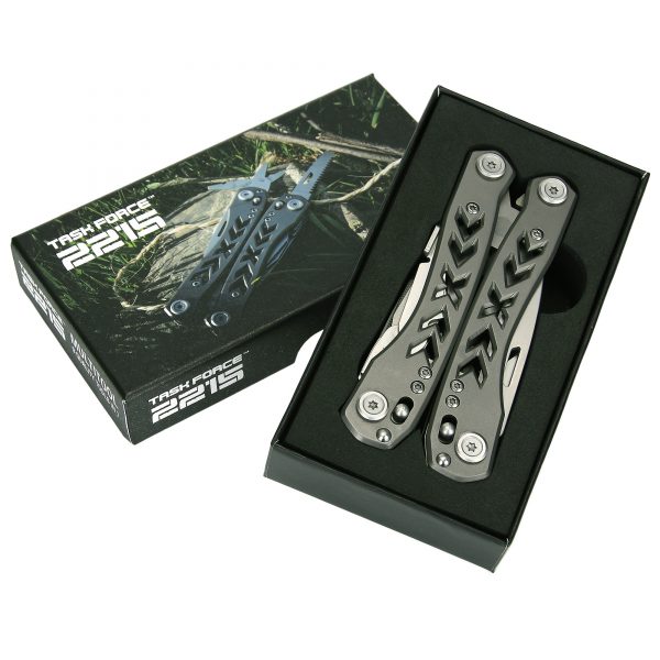 111453226 TF 2215 9 in 1 multi tool7 <strong>Task Force 2215® MultiTool</strong> <hr /> Met een multitool heb je de belangrijkste soorten gereedschap in een handzame tool. Multitools zijn ontwikkeld voor situaties dat er geen schroevendraaier, mes, zaag of tang voorhanden is. Ideaal voor situaties tijdens vakanties, hiking, vissen, schietbaan, of andere outdoor activiteiten. <strong>Deze 9 in 1 Multi Tool bevat de volgende tools:</strong> <ul> <li>Puntbek tang met draadknipper</li> <li>Mini-meetlat in centimeters en Inches met geintegreerde platte schroevendraaier en vijl</li> <li>Gekarteld mes</li> <li>Flessenopener met geintegreerde kleine platte schroevendraaier</li> <li>Schaartje</li> <li>Zaagblad</li> <li>Mes</li> <li>Philips head (kruiskop) schroevendraaier</li> <li>Band snijder/Draadstripper</li> </ul> <strong>Afmetingen:</strong> Geopend: 15cm Ingeklapt: 10.5cm <strong>Materiaal soort:</strong> Bekken en hanvat: <em>420ss Stainless Steel</em> Gereedschap materiaal :<em> 420J2 Stainless Steel</em> <img class="" src="https://www.mupload.nl/img/lwkaai.png" width="200" height="106" />