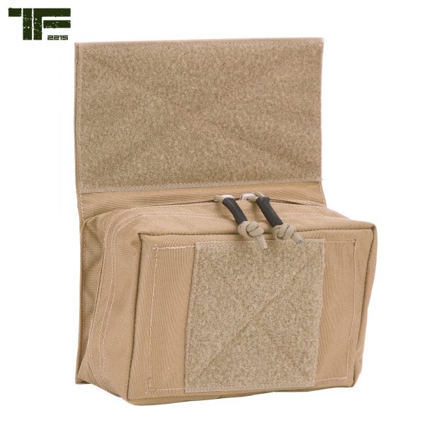 11359551 TF 2215 Utility pouch 22 <big><strong>Task Force 2215® Utility Pouch</strong> Deze TF-2215 Utility Pouch kan bevestigd worden op TF-2215 Modular Rig, maar ook op andere vesten en platen die over klittenband beschikken.</big> <strong>Materiaal: </strong>100% Cordura Nylon 500 DEN. <strong>Kenmerken:</strong> <ul> <li><big>Gemaakt van duurzaam 500D Cordura materiaal</big></li> <li><big>YKK rits</big></li> <li><big>Sterk klittenband rugpaneel</big></li> <li><big>10 x 10 cm klittenband paneel aan de voorkant voor meerdere patches</big></li> <li><big>Groot opbergvak met rits met daarin twee klittenband panelen (10 x 16 cm)</big></li> <li><big>Kan geplaatst worden op vesten met klittenband of op een riem</big></li> </ul> <img class="" src="https://www.mupload.nl/img/lwkaai.png" alt="" width="100" height="53" /><img src="https://static.wixstatic.com/media/01c654_09e0c314f80d42249d1a491f181a41f7~mv2.png/v1/fill/w_138,h_54,al_c,q_80,usm_0.66_1.00_0.01/Cordura.webp" alt="Cordura" /> Coyote <a href="https://dedump.nl/wp-content/uploads/2019/07/coyote_112.jpg"><img class="alignnone size-full wp-image-22518" src="https://dedump.nl/wp-content/uploads/2019/07/coyote_112.jpg" alt="" width="50" height="50" /></a> Ranger Green <a href="https://dedump.nl/wp-content/uploads/2019/07/forest-green.jpg"><img class="alignnone size-full wp-image-18943" src="https://dedump.nl/wp-content/uploads/2019/07/forest-green.jpg" alt="" width="171" height="26" /></a>