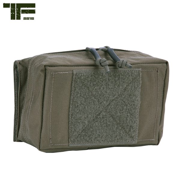 11359551 TF 2215 Utility pouch 221 <big><strong>Task Force 2215® Utility Pouch</strong> Deze TF-2215 Utility Pouch kan bevestigd worden op TF-2215 Modular Rig, maar ook op andere vesten en platen die over klittenband beschikken.</big> <strong>Materiaal: </strong>100% Cordura Nylon 500 DEN. <strong>Kenmerken:</strong> <ul> <li><big>Gemaakt van duurzaam 500D Cordura materiaal</big></li> <li><big>YKK rits</big></li> <li><big>Sterk klittenband rugpaneel</big></li> <li><big>10 x 10 cm klittenband paneel aan de voorkant voor meerdere patches</big></li> <li><big>Groot opbergvak met rits met daarin twee klittenband panelen (10 x 16 cm)</big></li> <li><big>Kan geplaatst worden op vesten met klittenband of op een riem</big></li> </ul> <img class="" src="https://www.mupload.nl/img/lwkaai.png" alt="" width="100" height="53" /><img src="https://static.wixstatic.com/media/01c654_09e0c314f80d42249d1a491f181a41f7~mv2.png/v1/fill/w_138,h_54,al_c,q_80,usm_0.66_1.00_0.01/Cordura.webp" alt="Cordura" /> Coyote <a href="https://dedump.nl/wp-content/uploads/2019/07/coyote_112.jpg"><img class="alignnone size-full wp-image-22518" src="https://dedump.nl/wp-content/uploads/2019/07/coyote_112.jpg" alt="" width="50" height="50" /></a> Ranger Green <a href="https://dedump.nl/wp-content/uploads/2019/07/forest-green.jpg"><img class="alignnone size-full wp-image-18943" src="https://dedump.nl/wp-content/uploads/2019/07/forest-green.jpg" alt="" width="171" height="26" /></a>