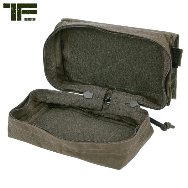 11359551 TF 2215 Utility pouch 224 <big><strong>Task Force 2215® Utility Pouch</strong> Deze TF-2215 Utility Pouch kan bevestigd worden op TF-2215 Modular Rig, maar ook op andere vesten en platen die over klittenband beschikken.</big> <strong>Materiaal: </strong>100% Cordura Nylon 500 DEN. <strong>Kenmerken:</strong> <ul> <li><big>Gemaakt van duurzaam 500D Cordura materiaal</big></li> <li><big>YKK rits</big></li> <li><big>Sterk klittenband rugpaneel</big></li> <li><big>10 x 10 cm klittenband paneel aan de voorkant voor meerdere patches</big></li> <li><big>Groot opbergvak met rits met daarin twee klittenband panelen (10 x 16 cm)</big></li> <li><big>Kan geplaatst worden op vesten met klittenband of op een riem</big></li> </ul> <img class="" src="https://www.mupload.nl/img/lwkaai.png" alt="" width="100" height="53" /><img src="https://static.wixstatic.com/media/01c654_09e0c314f80d42249d1a491f181a41f7~mv2.png/v1/fill/w_138,h_54,al_c,q_80,usm_0.66_1.00_0.01/Cordura.webp" alt="Cordura" /> Coyote <a href="https://dedump.nl/wp-content/uploads/2019/07/coyote_112.jpg"><img class="alignnone size-full wp-image-22518" src="https://dedump.nl/wp-content/uploads/2019/07/coyote_112.jpg" alt="" width="50" height="50" /></a> Ranger Green <a href="https://dedump.nl/wp-content/uploads/2019/07/forest-green.jpg"><img class="alignnone size-full wp-image-18943" src="https://dedump.nl/wp-content/uploads/2019/07/forest-green.jpg" alt="" width="171" height="26" /></a>