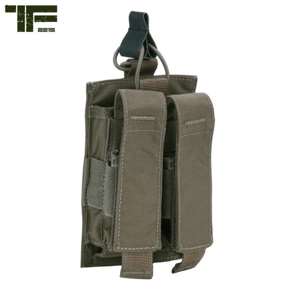 359544 TF 2215 M4 AK pistol pouch 5 6 <big><strong>Task Force 2215® M4/AK Pistol Pouch</strong></big> <big>Deze M4-AK-Pistol Pouch kan bevestigd worden op ons Modular Vest en Rig, maar ook op andere vesten en platen die over klittenband beschikken.</big> <strong>Materiaal:</strong> 100% Cordura 500 DEN. <strong>Kenmerken:</strong> <ul> <li><big>Gemaakt van duurzaam 500D Cordura materiaal</big></li> <li><big>Sterk klittenband rugpaneel</big></li> <li><big>Kan één keer een M4/AK magazijn dragen en twee pistoolmagazijnen</big></li> <li><big>Flappen met klittenbandsluiting</big></li> </ul> <img class="" src="https://www.mupload.nl/img/lwkaai.png" alt="" width="100" height="53" /><img src="https://static.wixstatic.com/media/01c654_09e0c314f80d42249d1a491f181a41f7~mv2.png/v1/fill/w_138,h_54,al_c,q_80,usm_0.66_1.00_0.01/Cordura.webp" alt="Cordura" /> Coyote <a href="https://dedump.nl/wp-content/uploads/2019/07/coyote_112.jpg"><img class="alignnone size-full wp-image-22518" src="https://dedump.nl/wp-content/uploads/2019/07/coyote_112.jpg" alt="" width="50" height="50" /></a> Ranger Green <a href="https://dedump.nl/wp-content/uploads/2019/07/forest-green.jpg"><img class="alignnone size-full wp-image-18943" src="https://dedump.nl/wp-content/uploads/2019/07/forest-green.jpg" alt="" width="171" height="26" /></a>