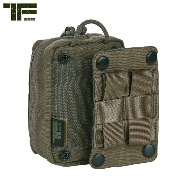 359557 TF 2215 Medic pouch small hook and loop 133 De TF-2215 Small Medic Pouch is de ultieme oplossing om je belangrijke medische benodigdheden altijd bij de hand te hebben. Ontworpen door Task Force 2215®, staat deze pouch garant voor duurzaamheid en betrouwbaarheid in elke situatie. Met het handige rip-off klittenband paneel kan je de pouch snel en gemakkelijk aan een tas of modular vest bevestigen, zodat je altijd snel toegang hebt tot je medische uitrusting wanneer elke seconde telt. Het Cordura materiaal zorgt voor extra stevigheid en is bestand tegen de ruigste omstandigheden. Of je nu een avontuurlijke reiziger bent, een ervaren hulpverlener of een outdoor enthousiasteling, de TF-2215 Medic Pouch Klein is een onmisbare metgezel voor al je avonturen. Bestel nu en profiteer van de veelzijdigheid en functionaliteit van de TF-2215 Medic Pouch Klein - Haak en Lus #14. Zorg ervoor dat je altijd goed voorbereid bent op elke situatie die zich kan voordoen. <strong>Materiaal: </strong>100% Cordura 500 DEN. <strong>Kenmerken:</strong> <ul> <li><big>Gemaakt van duurzaam 500D Cordura materiaal</big></li> <li><big>Clamshell design</big></li> <li><big>Rip-off systeem</big></li> <li><big>Molle compatibel</big></li> <li><big>Kan op elke riem bevestigd worden door Molle lussen</big></li> </ul> <img src="https://static.wixstatic.com/media/01c654_09e0c314f80d42249d1a491f181a41f7~mv2.png/v1/fill/w_138,h_54,al_c,q_80,usm_0.66_1.00_0.01/Cordura.webp" alt="Cordura" /> Coyote <a href="https://dedump.nl/wp-content/uploads/2018/07/coyote_112-e1567862860556.jpg"><img class="alignnone size-full wp-image-22519" src="https://dedump.nl/wp-content/uploads/2018/07/coyote_112-e1567862860556.jpg" alt="" width="50" height="50" /></a> Ranger Green <a href="https://dedump.nl/wp-content/uploads/2019/07/forest-green.jpg"><img class="alignnone size-full wp-image-18943" src="https://dedump.nl/wp-content/uploads/2019/07/forest-green.jpg" alt="" width="171" height="26" /></a> Zwart <a href="https://dedump.nl/wp-content/uploads/2019/07/glans-zwart.jpg"><img class="alignnone size-full wp-image-18945" src="https://dedump.nl/wp-content/uploads/2019/07/glans-zwart.jpg" alt="" width="171" height="26" /></a> https://youtu.be/OCjR1upeGi0