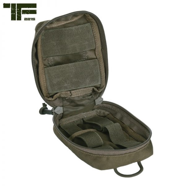 359557 TF 2215 Medic pouch small hook and loop 134 De TF-2215 Small Medic Pouch is de ultieme oplossing om je belangrijke medische benodigdheden altijd bij de hand te hebben. Ontworpen door Task Force 2215®, staat deze pouch garant voor duurzaamheid en betrouwbaarheid in elke situatie. Met het handige rip-off klittenband paneel kan je de pouch snel en gemakkelijk aan een tas of modular vest bevestigen, zodat je altijd snel toegang hebt tot je medische uitrusting wanneer elke seconde telt. Het Cordura materiaal zorgt voor extra stevigheid en is bestand tegen de ruigste omstandigheden. Of je nu een avontuurlijke reiziger bent, een ervaren hulpverlener of een outdoor enthousiasteling, de TF-2215 Medic Pouch Klein is een onmisbare metgezel voor al je avonturen. Bestel nu en profiteer van de veelzijdigheid en functionaliteit van de TF-2215 Medic Pouch Klein - Haak en Lus #14. Zorg ervoor dat je altijd goed voorbereid bent op elke situatie die zich kan voordoen. <strong>Materiaal: </strong>100% Cordura 500 DEN. <strong>Kenmerken:</strong> <ul> <li><big>Gemaakt van duurzaam 500D Cordura materiaal</big></li> <li><big>Clamshell design</big></li> <li><big>Rip-off systeem</big></li> <li><big>Molle compatibel</big></li> <li><big>Kan op elke riem bevestigd worden door Molle lussen</big></li> </ul> <img src="https://static.wixstatic.com/media/01c654_09e0c314f80d42249d1a491f181a41f7~mv2.png/v1/fill/w_138,h_54,al_c,q_80,usm_0.66_1.00_0.01/Cordura.webp" alt="Cordura" /> Coyote <a href="https://dedump.nl/wp-content/uploads/2018/07/coyote_112-e1567862860556.jpg"><img class="alignnone size-full wp-image-22519" src="https://dedump.nl/wp-content/uploads/2018/07/coyote_112-e1567862860556.jpg" alt="" width="50" height="50" /></a> Ranger Green <a href="https://dedump.nl/wp-content/uploads/2019/07/forest-green.jpg"><img class="alignnone size-full wp-image-18943" src="https://dedump.nl/wp-content/uploads/2019/07/forest-green.jpg" alt="" width="171" height="26" /></a> Zwart <a href="https://dedump.nl/wp-content/uploads/2019/07/glans-zwart.jpg"><img class="alignnone size-full wp-image-18945" src="https://dedump.nl/wp-content/uploads/2019/07/glans-zwart.jpg" alt="" width="171" height="26" /></a> https://youtu.be/OCjR1upeGi0