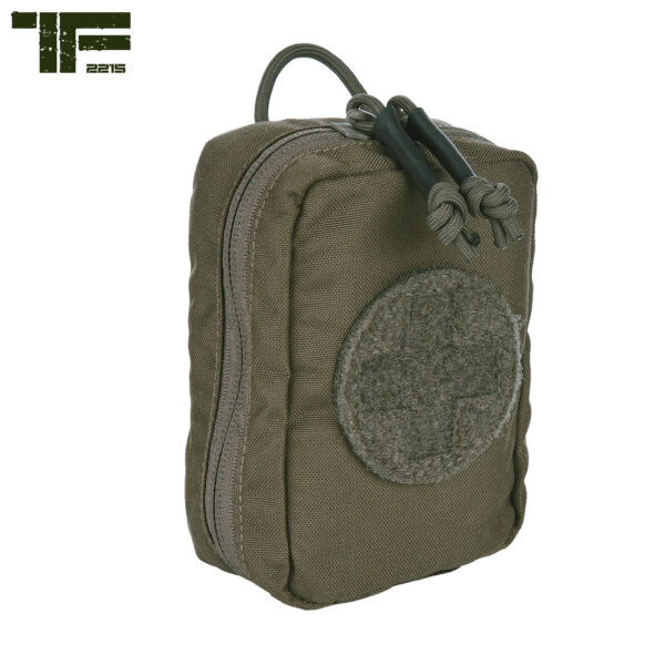 359557 TF 2215 Medic pouch small hook and loop 1444 De TF-2215 Small Medic Pouch is de ultieme oplossing om je belangrijke medische benodigdheden altijd bij de hand te hebben. Ontworpen door Task Force 2215®, staat deze pouch garant voor duurzaamheid en betrouwbaarheid in elke situatie. Met het handige rip-off klittenband paneel kan je de pouch snel en gemakkelijk aan een tas of modular vest bevestigen, zodat je altijd snel toegang hebt tot je medische uitrusting wanneer elke seconde telt. Het Cordura materiaal zorgt voor extra stevigheid en is bestand tegen de ruigste omstandigheden. Of je nu een avontuurlijke reiziger bent, een ervaren hulpverlener of een outdoor enthousiasteling, de TF-2215 Medic Pouch Klein is een onmisbare metgezel voor al je avonturen. Bestel nu en profiteer van de veelzijdigheid en functionaliteit van de TF-2215 Medic Pouch Klein - Haak en Lus #14. Zorg ervoor dat je altijd goed voorbereid bent op elke situatie die zich kan voordoen. <strong>Materiaal: </strong>100% Cordura 500 DEN. <strong>Kenmerken:</strong> <ul> <li><big>Gemaakt van duurzaam 500D Cordura materiaal</big></li> <li><big>Clamshell design</big></li> <li><big>Rip-off systeem</big></li> <li><big>Molle compatibel</big></li> <li><big>Kan op elke riem bevestigd worden door Molle lussen</big></li> </ul> <img src="https://static.wixstatic.com/media/01c654_09e0c314f80d42249d1a491f181a41f7~mv2.png/v1/fill/w_138,h_54,al_c,q_80,usm_0.66_1.00_0.01/Cordura.webp" alt="Cordura" /> Coyote <a href="https://dedump.nl/wp-content/uploads/2018/07/coyote_112-e1567862860556.jpg"><img class="alignnone size-full wp-image-22519" src="https://dedump.nl/wp-content/uploads/2018/07/coyote_112-e1567862860556.jpg" alt="" width="50" height="50" /></a> Ranger Green <a href="https://dedump.nl/wp-content/uploads/2019/07/forest-green.jpg"><img class="alignnone size-full wp-image-18943" src="https://dedump.nl/wp-content/uploads/2019/07/forest-green.jpg" alt="" width="171" height="26" /></a> Zwart <a href="https://dedump.nl/wp-content/uploads/2019/07/glans-zwart.jpg"><img class="alignnone size-full wp-image-18945" src="https://dedump.nl/wp-content/uploads/2019/07/glans-zwart.jpg" alt="" width="171" height="26" /></a> https://youtu.be/OCjR1upeGi0