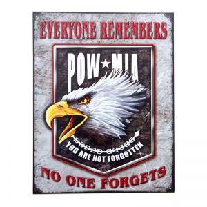 Metalen plaat groot 43. POW MIA no one forgets