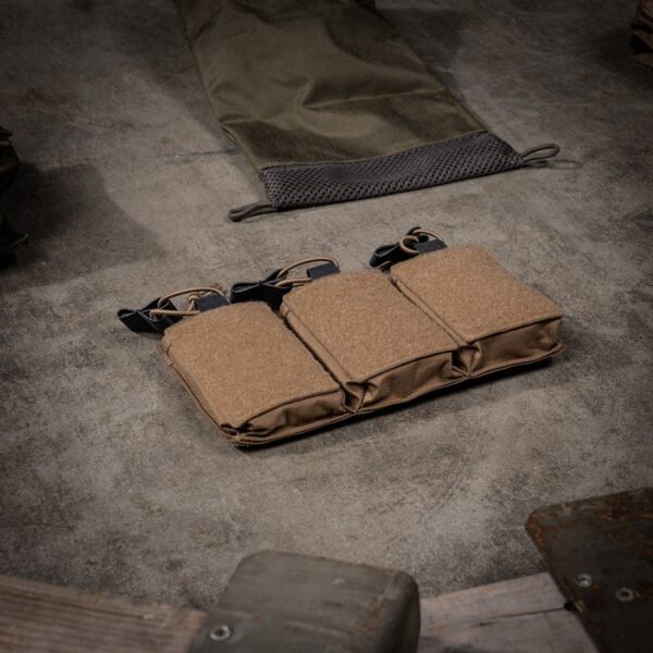 Triple M4 pouch11 <big><strong>Task Force 2215®​ Triple M4 Pouch</strong> Triple M4 Pouch gemaakt van duurzaam Cordura materiaal. Ontworpen om drie M4 magazijnen te dragen. Deze Triple M4 Pouch kan bevestigd worden op het TF-2215 Modular Vest en Rig, maar ook op andere vesten en platen die over klittenband beschikken.</big> <strong>Materiaal: </strong>100% Cordura 500 DEN. <strong>Kenmerken:</strong> <ul> <li><big>Gemaakt van duurzaam 500D Cordura materiaal</big></li> <li><big>Sterk klittenband rugpaneel</big></li> <li><big>Zeer compacte en lichte magazijn pouch</big></li> <li><big>Geschikt om drie M4 magazijnen dragen</big></li> <li><big>Klittenband panelen om je team-ID op te plaatsen of andere patches</big></li> <li><big>Bungee cords met Hypalon pullers voor de zekering van de magazijnen</big></li> </ul> <img class="" src="https://www.mupload.nl/img/lwkaai.png" alt="" width="100" height="53" /><img src="https://static.wixstatic.com/media/01c654_09e0c314f80d42249d1a491f181a41f7~mv2.png/v1/fill/w_138,h_54,al_c,q_80,usm_0.66_1.00_0.01/Cordura.webp" alt="Cordura" /> Coyote <a href="https://dedump.nl/wp-content/uploads/2019/07/coyote_112.jpg"><img class="alignnone size-full wp-image-22518" src="https://dedump.nl/wp-content/uploads/2019/07/coyote_112.jpg" alt="" width="50" height="50" /></a> Ranger Green <a href="https://dedump.nl/wp-content/uploads/2019/07/forest-green.jpg"><img class="alignnone size-full wp-image-18943" src="https://dedump.nl/wp-content/uploads/2019/07/forest-green.jpg" alt="" width="171" height="26" /></a> https://youtu.be/mXJ0kzrWw_s