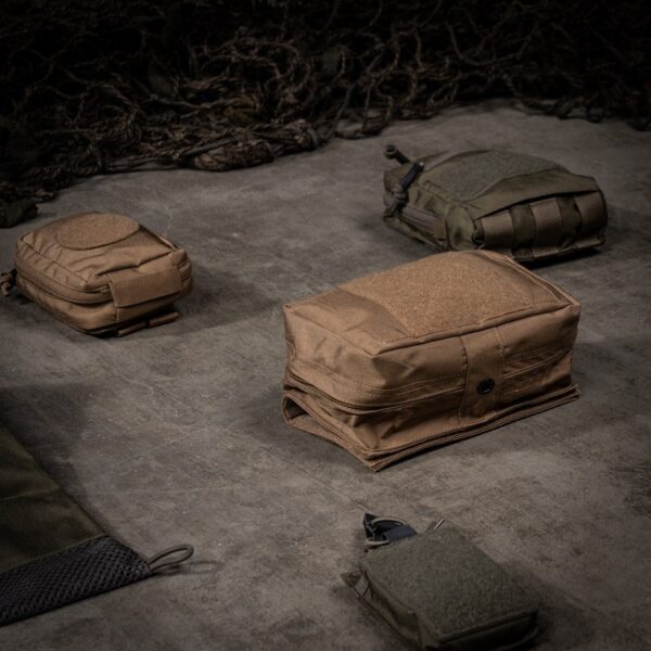 Utility pouch 2213 <big><strong>Task Force 2215® Utility Pouch</strong> Deze TF-2215 Utility Pouch kan bevestigd worden op TF-2215 Modular Rig, maar ook op andere vesten en platen die over klittenband beschikken.</big> <strong>Materiaal: </strong>100% Cordura Nylon 500 DEN. <strong>Kenmerken:</strong> <ul> <li><big>Gemaakt van duurzaam 500D Cordura materiaal</big></li> <li><big>YKK rits</big></li> <li><big>Sterk klittenband rugpaneel</big></li> <li><big>10 x 10 cm klittenband paneel aan de voorkant voor meerdere patches</big></li> <li><big>Groot opbergvak met rits met daarin twee klittenband panelen (10 x 16 cm)</big></li> <li><big>Kan geplaatst worden op vesten met klittenband of op een riem</big></li> </ul> <img class="" src="https://www.mupload.nl/img/lwkaai.png" alt="" width="100" height="53" /><img src="https://static.wixstatic.com/media/01c654_09e0c314f80d42249d1a491f181a41f7~mv2.png/v1/fill/w_138,h_54,al_c,q_80,usm_0.66_1.00_0.01/Cordura.webp" alt="Cordura" /> Coyote <a href="https://dedump.nl/wp-content/uploads/2019/07/coyote_112.jpg"><img class="alignnone size-full wp-image-22518" src="https://dedump.nl/wp-content/uploads/2019/07/coyote_112.jpg" alt="" width="50" height="50" /></a> Ranger Green <a href="https://dedump.nl/wp-content/uploads/2019/07/forest-green.jpg"><img class="alignnone size-full wp-image-18943" src="https://dedump.nl/wp-content/uploads/2019/07/forest-green.jpg" alt="" width="171" height="26" /></a>