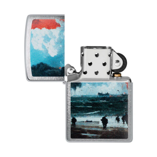 Zippo D Day Landing3 De <strong>Zippo D-Day Landing</strong> is een must-have voor elke geschiedenisliefhebber en verzameling. Deze iconische aansteker herdenkt de <strong>D-Day landing</strong> en is perfect voor degenen die de geschiedenis waarderen en een praktische, betrouwbare aansteker zoeken. De <strong>Zippo D-Day Landing</strong> heeft de kenmerkende <strong>windbestendigheid</strong> die Zippo zo beroemd maakt, wat betekent dat je hem in vrijwel elke omgeving kunt gebruiken, zelfs bij harde wind. De <strong>metallic behuizing</strong> heeft een gedetailleerd ontwerp en is stevig genoeg om een leven lang mee te gaan. De aansteker produceert de beroemde <strong>Zippo-klik</strong> bij het openen en sluiten, wat bijdraagt aan het unieke gebruikservaring van een Zippo. Deze aansteker wordt geleverd in een elegante <strong>geschenkdoos</strong>, waardoor het de ideale keuze is voor een geschenk of als toevoeging aan je eigen collectie. Deze aansteker is <strong>hervulbaar</strong>, wat betekent dat je hem keer op keer kunt gebruiken. Voor de beste prestaties werkt de Zippo D-Day Landing het beste met <strong>Zippo premium-aanstekerbenzine</strong>, een <strong>vuursteentje</strong> en een <strong>lont</strong>.