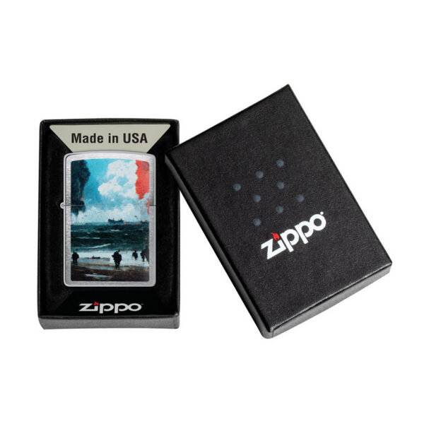 Zippo D Day Landing4 De <strong>Zippo D-Day Landing</strong> is een must-have voor elke geschiedenisliefhebber en verzameling. Deze iconische aansteker herdenkt de <strong>D-Day landing</strong> en is perfect voor degenen die de geschiedenis waarderen en een praktische, betrouwbare aansteker zoeken. De <strong>Zippo D-Day Landing</strong> heeft de kenmerkende <strong>windbestendigheid</strong> die Zippo zo beroemd maakt, wat betekent dat je hem in vrijwel elke omgeving kunt gebruiken, zelfs bij harde wind. De <strong>metallic behuizing</strong> heeft een gedetailleerd ontwerp en is stevig genoeg om een leven lang mee te gaan. De aansteker produceert de beroemde <strong>Zippo-klik</strong> bij het openen en sluiten, wat bijdraagt aan het unieke gebruikservaring van een Zippo. Deze aansteker wordt geleverd in een elegante <strong>geschenkdoos</strong>, waardoor het de ideale keuze is voor een geschenk of als toevoeging aan je eigen collectie. Deze aansteker is <strong>hervulbaar</strong>, wat betekent dat je hem keer op keer kunt gebruiken. Voor de beste prestaties werkt de Zippo D-Day Landing het beste met <strong>Zippo premium-aanstekerbenzine</strong>, een <strong>vuursteentje</strong> en een <strong>lont</strong>.