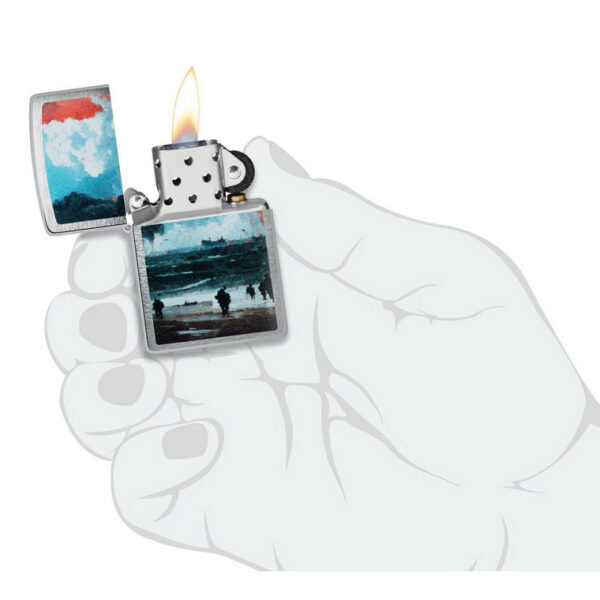 Zippo D Day Landing5 De <strong>Zippo D-Day Landing</strong> is een must-have voor elke geschiedenisliefhebber en verzameling. Deze iconische aansteker herdenkt de <strong>D-Day landing</strong> en is perfect voor degenen die de geschiedenis waarderen en een praktische, betrouwbare aansteker zoeken. De <strong>Zippo D-Day Landing</strong> heeft de kenmerkende <strong>windbestendigheid</strong> die Zippo zo beroemd maakt, wat betekent dat je hem in vrijwel elke omgeving kunt gebruiken, zelfs bij harde wind. De <strong>metallic behuizing</strong> heeft een gedetailleerd ontwerp en is stevig genoeg om een leven lang mee te gaan. De aansteker produceert de beroemde <strong>Zippo-klik</strong> bij het openen en sluiten, wat bijdraagt aan het unieke gebruikservaring van een Zippo. Deze aansteker wordt geleverd in een elegante <strong>geschenkdoos</strong>, waardoor het de ideale keuze is voor een geschenk of als toevoeging aan je eigen collectie. Deze aansteker is <strong>hervulbaar</strong>, wat betekent dat je hem keer op keer kunt gebruiken. Voor de beste prestaties werkt de Zippo D-Day Landing het beste met <strong>Zippo premium-aanstekerbenzine</strong>, een <strong>vuursteentje</strong> en een <strong>lont</strong>.