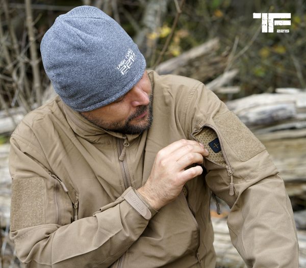 1111129871 TF 2215 Bravo One jacket1 <big><strong>Task Force 2215® Bravo One Jack</strong> De TF-2215 Bravo One Jacket is zeer licht van gewicht en is ideaal voor verschillende outdoor activiteiten, zoals reizen, hiken en op de schietbaan. Dit dunne jack draagt zeer licht en is speciaal ontworpen als laag of om te dragen bij wat warmer weer. De bewegingsvrijheid in deze jas is erg fijn en hij draagt zeer comfortabel dankzij het deels elastische materiaal.</big> <strong>Materiaal:</strong> 96% polyester en 4% elastisch materiaal <strong>Kleuren:</strong> Ranger green en Coyote <strong>Kenmerken:</strong> <ul> <li><big>Twee schuine zakken aan de voorkant met ritssluiting</big></li> <li><big>Twee zakken op de armen met ritssluiting</big></li> <li><big>YKK ritssluiting</big></li> <li><big>Ingebouwde capuchon met memory wire</big></li> <li><big>Manchetten met klittenbandsluiting</big></li> <li><big>Klittenband panelen op de armen</big></li> <li><big>Opvouwbaar design wat handig is voor reizen</big></li> </ul> <img class="" src="https://www.mupload.nl/img/lwkaai.png" alt="" width="100" height="53" />  <img class="" src="https://logos-download.com/wp-content/uploads/2016/11/YKK_logo_logotype.png" alt="" width="100" height="29" /> Coyote