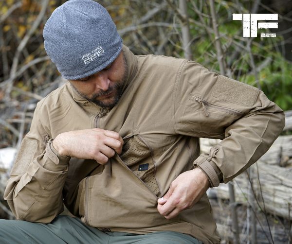 1111129871 TF 2215 Bravo One jacket2 <big><strong>Task Force 2215® Bravo One Jack</strong> De TF-2215 Bravo One Jacket is zeer licht van gewicht en is ideaal voor verschillende outdoor activiteiten, zoals reizen, hiken en op de schietbaan. Dit dunne jack draagt zeer licht en is speciaal ontworpen als laag of om te dragen bij wat warmer weer. De bewegingsvrijheid in deze jas is erg fijn en hij draagt zeer comfortabel dankzij het deels elastische materiaal.</big> <strong>Materiaal:</strong> 96% polyester en 4% elastisch materiaal <strong>Kleuren:</strong> Ranger green en Coyote <strong>Kenmerken:</strong> <ul> <li><big>Twee schuine zakken aan de voorkant met ritssluiting</big></li> <li><big>Twee zakken op de armen met ritssluiting</big></li> <li><big>YKK ritssluiting</big></li> <li><big>Ingebouwde capuchon met memory wire</big></li> <li><big>Manchetten met klittenbandsluiting</big></li> <li><big>Klittenband panelen op de armen</big></li> <li><big>Opvouwbaar design wat handig is voor reizen</big></li> </ul> <img class="" src="https://www.mupload.nl/img/lwkaai.png" alt="" width="100" height="53" />  <img class="" src="https://logos-download.com/wp-content/uploads/2016/11/YKK_logo_logotype.png" alt="" width="100" height="29" /> Coyote