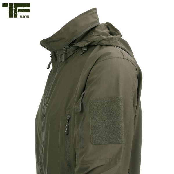 1111129871 TF 2215 Bravo One jacket7 <big><strong>Task Force 2215® Bravo One Jack</strong> De TF-2215 Bravo One Jacket is zeer licht van gewicht en is ideaal voor verschillende outdoor activiteiten, zoals reizen, hiken en op de schietbaan. Dit dunne jack draagt zeer licht en is speciaal ontworpen als laag of om te dragen bij wat warmer weer. De bewegingsvrijheid in deze jas is erg fijn en hij draagt zeer comfortabel dankzij het deels elastische materiaal.</big> <strong>Materiaal:</strong> 96% polyester en 4% elastisch materiaal <strong>Kleuren:</strong> Ranger green en Coyote <strong>Kenmerken:</strong> <ul> <li><big>Twee schuine zakken aan de voorkant met ritssluiting</big></li> <li><big>Twee zakken op de armen met ritssluiting</big></li> <li><big>YKK ritssluiting</big></li> <li><big>Ingebouwde capuchon met memory wire</big></li> <li><big>Manchetten met klittenbandsluiting</big></li> <li><big>Klittenband panelen op de armen</big></li> <li><big>Opvouwbaar design wat handig is voor reizen</big></li> </ul> <img class="" src="https://www.mupload.nl/img/lwkaai.png" alt="" width="100" height="53" />  <img class="" src="https://logos-download.com/wp-content/uploads/2016/11/YKK_logo_logotype.png" alt="" width="100" height="29" /> Coyote