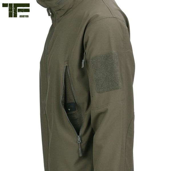 1111129871 TF 2215 Bravo One jacket8 <big><strong>Task Force 2215® Bravo One Jack</strong> De TF-2215 Bravo One Jacket is zeer licht van gewicht en is ideaal voor verschillende outdoor activiteiten, zoals reizen, hiken en op de schietbaan. Dit dunne jack draagt zeer licht en is speciaal ontworpen als laag of om te dragen bij wat warmer weer. De bewegingsvrijheid in deze jas is erg fijn en hij draagt zeer comfortabel dankzij het deels elastische materiaal.</big> <strong>Materiaal:</strong> 96% polyester en 4% elastisch materiaal <strong>Kleuren:</strong> Ranger green en Coyote <strong>Kenmerken:</strong> <ul> <li><big>Twee schuine zakken aan de voorkant met ritssluiting</big></li> <li><big>Twee zakken op de armen met ritssluiting</big></li> <li><big>YKK ritssluiting</big></li> <li><big>Ingebouwde capuchon met memory wire</big></li> <li><big>Manchetten met klittenbandsluiting</big></li> <li><big>Klittenband panelen op de armen</big></li> <li><big>Opvouwbaar design wat handig is voor reizen</big></li> </ul> <img class="" src="https://www.mupload.nl/img/lwkaai.png" alt="" width="100" height="53" />  <img class="" src="https://logos-download.com/wp-content/uploads/2016/11/YKK_logo_logotype.png" alt="" width="100" height="29" /> Coyote
