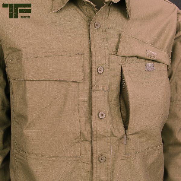 111135503 TF 2215 Delta One jacket3 <big><strong>Task Force 2215® Delta One Jacket/Shirt</strong> Het TF-2215 Delta One shirt is speciaal ontwikkeld voor de avonturier. Dankzij zijn handige eigenschappen is dit shirt ideaal tijdens verschillende activiteiten, zoals reizen, outdoor, hiken en op de schietbaan.</big> <strong>Materiaal: </strong>65% polyester en 35% cotton ripstop <strong>Kenmerken:</strong> <ul> <li><big>Ripstop katoen</big></li> <li><big>Borstvakjes met klittenband en ritssluiting</big></li> <li><big>Meerdere klittenband panelen</big></li> <li><big>Zonnebril lus</big></li> <li><big>Zakjes met ritssluiting op de armen en klittenband panelen</big></li> <li><big>Halve knopensluiting en halve drukknopensluiting</big></li> </ul> <img class="" src="https://www.mupload.nl/img/lwkaai.png" alt="" width="100" height="53" />  <img class="" src="https://logos-download.com/wp-content/uploads/2016/11/YKK_logo_logotype.png" alt="" width="100" height="29" /> Coyote