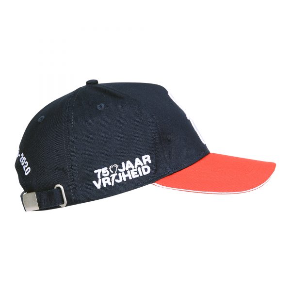 111215097 Baseball cap 75 jaar vrijheid wit1 <big>Baseball cap van 100% katoen. Speciaal ontworpen voor 75 jaar bevrijding in Nederland. Deze cap is aan de achterkant verstelbaar waardoor deze altijd past.</big> <img class="" src="https://www.vanosimports.com/downloads/download/11/preview" width="100" height="42" /> <img class="" src="https://www.vanosimports.com/downloads/download/79/preview" width="101" height="34" />