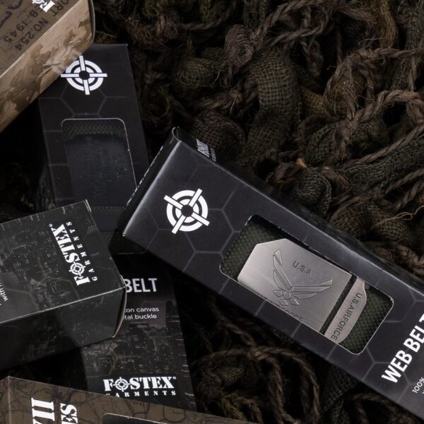 Tropenkoppel style 12 U.S. Air Force12 Tropenkoppel van 100% katoen/canvas met metalen schuifgesp. Breedte: 35 mm. Zwart <a href="https://dedump.nl/wp-content/uploads/2019/07/glans-zwart.jpg"><img class="alignnone size-full wp-image-18945" src="https://dedump.nl/wp-content/uploads/2019/07/glans-zwart.jpg" alt="" width="171" height="26" /></a> Groen <a href="https://dedump.nl/wp-content/uploads/2019/07/groen.jpg"><img class="alignnone size-full wp-image-18948" src="https://dedump.nl/wp-content/uploads/2019/07/groen.jpg" alt="" width="171" height="26" /></a> Coyote <a href="https://dedump.nl/wp-content/uploads/2018/07/coyote_112-e1567862860556.jpg"><img class="alignnone size-full wp-image-22519" src="https://dedump.nl/wp-content/uploads/2018/07/coyote_112-e1567862860556.jpg" alt="" width="50" height="50" /></a>