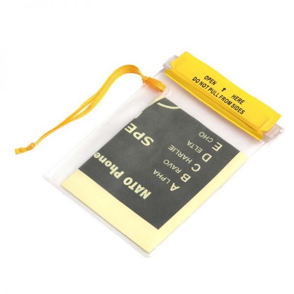 359347 PVC waterproof document pouch klein geel Waterdichte zak van 100% plastic voorzien van een koord. <strong>Afmetingen:</strong> L= 40 cm B = 26,5 cm