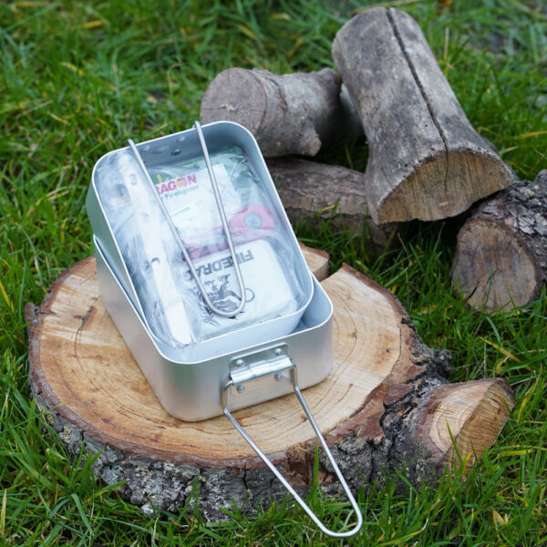 BCB outdoor cooking set CN0205 9-delige outdoor kookset van BCB Adventure. Een complete set welke is voorzien van diverse essentiële tools om een heerlijke maaltijd te kunnen bereiden in de buitenlucht. De BCB outdoor kookset is handig tijdens het bushcraften, vissen, kamperen en tal van andere outdooractiviteiten. <strong>De set bevat de volgende BCB items:</strong> - 2x Aluminum Mestin (CN246) - FireDragon Gel Brandstof 250ml (CN336C) - 25x Nat afneemdoekjel (CL450A) - Foldable cooker - Brandstof opvangbakje - Lichtgewicht KFS-set - mes, vork en lepel (CN1446) - Blikopener (CN225) - Midi Fireball Flint & Striker Vuurstarter (CN340M)