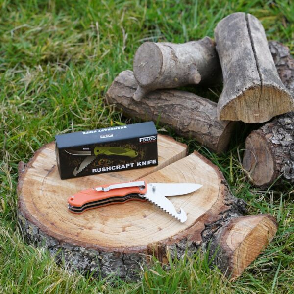 Bushcraft mes <big>Dit Fosco Bushcraft mes is voorzien van twee roestvrijstalen mesbladen met inklapbeveiliging. De bladen van het mes hebben een zwarte coating en bieden twee toepassingen, namelijk snijden en zagen. Het mes is namelijk voorzien van een snijblad en een zaagblad om hout of takken te zagen.</big> Tevens uitgerust met geïntegreerde snijhaak om touwen door te snijden of elektrische draden te strippen. Dit Bushcraft Mes is perfect voor outdooractiviteiten zoals Bushcraft etc. <table class="table table-striped"> <tbody> <tr> <td>✔</td> <td>Materiaal blad: 3CR13 RVS</td> </tr> <tr> <td>✔</td> <td>Anti-slip grip made of ABS plastic</td> </tr> <tr> <td>✔</td> <td>Totale lengte uitgeklapt: 19.4 cm, Ingeklapt: 11.4 cm</td> </tr> <tr> <td>✔</td> <td>Voorzien van riemclip</td> </tr> </tbody> </table> <table class="table table-striped"> <tbody> <tr> <td>Stofsoort</td> <td>3CR13 Stainless steel</td> </tr> </tbody> </table>   Zwart <a href="https://dedump.nl/wp-content/uploads/2019/07/glans-zwart.jpg"><img class="alignnone size-full wp-image-18945" src="https://dedump.nl/wp-content/uploads/2019/07/glans-zwart.jpg" alt="" width="171" height="26" /></a> Groen <a href="https://dedump.nl/wp-content/uploads/2019/07/groen.jpg"><img class="alignnone size-full wp-image-18948" src="https://dedump.nl/wp-content/uploads/2019/07/groen.jpg" alt="" width="171" height="26" /></a> Oranje <a href="https://dedump.nl/wp-content/uploads/2019/07/oranje.jpg"><img class="alignnone size-full wp-image-18967" src="https://dedump.nl/wp-content/uploads/2019/07/oranje.jpg" alt="" width="171" height="26" /></a> <h4><span style="color: #ff0000;"><strong>Messen en bijlen versturen wij altijd met leeftijdscheck 18+!</strong></span></h4>
