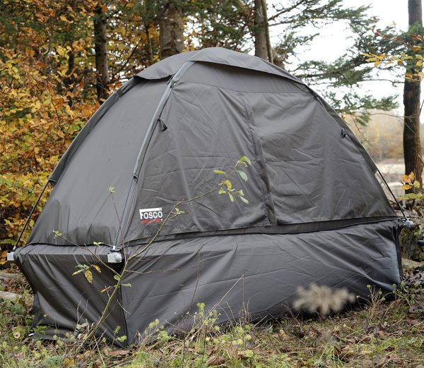315700 Fosco veldbed tent <big>Deze Veldbed Tent Groen is ontworpen om te combineren met ons <strong>Fosco Veldbed (</strong></big><strong>313285)</strong><big>. Volledig gemonteerd past deze tent precies op het veldbed en kan met klittenband vast worden gezet aan het frame. Deze twee items zijn dus compitabel met elkaar en kunnen als set verkocht worden. De tent past ook op andere standaard veldbedden van andere merken.</big> <big>Het belangrijkste doel van deze tent is om comfort en bescherming bieden tegen regen, wind en zon. De tent is waterdicht dankzij de PU-gecoate polyester stof en beschermt tegen insecten en muggen dankzij de geïntegreerde mesh-panelen.</big> <big>Een ander kenmerk van de tent zijn de verlengde flappen die tot aan de grond reiken, zodat je je bagage of andere items uit de wind of regen kunt houden door deze onder het veldbed te plaatsen.</big> <big><strong>Inhoud verpakking:</strong></big> <ul> <li><big>2x set lichtgewicht tentstokken</big></li> <li><big>Veldbed tent </big></li> <li><big>Afmeting opbergtas: 50cm x 10cm Ø</big></li> </ul> <strong><big>Kenmerken:</big></strong> <ul> <li><big>PU gecoate 210T polyester waterdichte stof (waterkolom +/- 2000mm)</big></li> <li><big>Compitabel met het <strong>Fosco Veldbed (313285)</strong></big></li> <li><big>Lichtgewicht ontwerp</big></li> <li><big>Gemakkelijk te monteren met klittenband</big></li> <li><big>Biedt schaduw en bescherming tegen wind en regen</big></li> <li><big>Flappen welke tot de grond reiken</big></li> </ul> <big>Lees hier de review van dit artikel, getest door OutdoorOnly: <a href="https://outdooronly.nl/fosco-field-cot-tent-review/">https://outdooronly.nl/fosco-field-cot-tent-review/</a></big> PU gecoate 210T polyester waterdichte stof