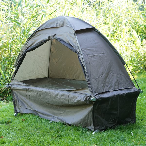 315700 Fosco veldbed tent5 <big>Deze Veldbed Tent Groen is ontworpen om te combineren met ons <strong>Fosco Veldbed (</strong></big><strong>313285)</strong><big>. Volledig gemonteerd past deze tent precies op het veldbed en kan met klittenband vast worden gezet aan het frame. Deze twee items zijn dus compitabel met elkaar en kunnen als set verkocht worden. De tent past ook op andere standaard veldbedden van andere merken.</big> <big>Het belangrijkste doel van deze tent is om comfort en bescherming bieden tegen regen, wind en zon. De tent is waterdicht dankzij de PU-gecoate polyester stof en beschermt tegen insecten en muggen dankzij de geïntegreerde mesh-panelen.</big> <big>Een ander kenmerk van de tent zijn de verlengde flappen die tot aan de grond reiken, zodat je je bagage of andere items uit de wind of regen kunt houden door deze onder het veldbed te plaatsen.</big> <big><strong>Inhoud verpakking:</strong></big> <ul> <li><big>2x set lichtgewicht tentstokken</big></li> <li><big>Veldbed tent </big></li> <li><big>Afmeting opbergtas: 50cm x 10cm Ø</big></li> </ul> <strong><big>Kenmerken:</big></strong> <ul> <li><big>PU gecoate 210T polyester waterdichte stof (waterkolom +/- 2000mm)</big></li> <li><big>Compitabel met het <strong>Fosco Veldbed (313285)</strong></big></li> <li><big>Lichtgewicht ontwerp</big></li> <li><big>Gemakkelijk te monteren met klittenband</big></li> <li><big>Biedt schaduw en bescherming tegen wind en regen</big></li> <li><big>Flappen welke tot de grond reiken</big></li> </ul> <big>Lees hier de review van dit artikel, getest door OutdoorOnly: <a href="https://outdooronly.nl/fosco-field-cot-tent-review/">https://outdooronly.nl/fosco-field-cot-tent-review/</a></big> PU gecoate 210T polyester waterdichte stof
