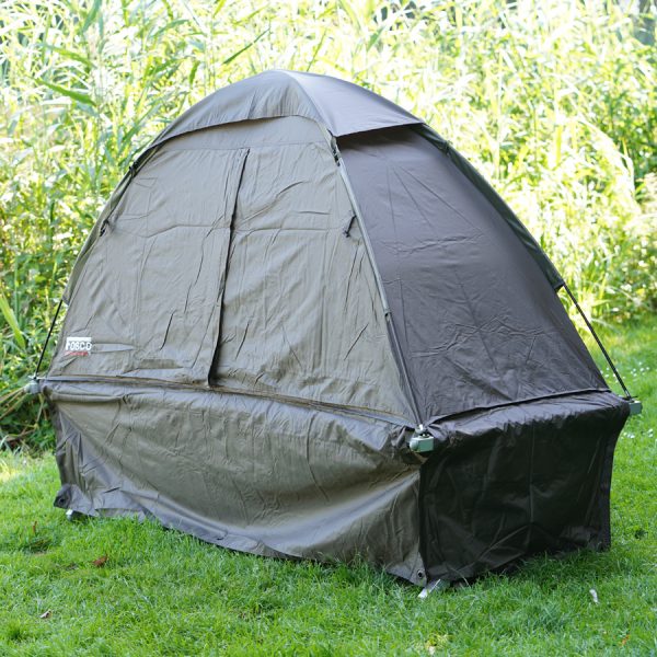 315700 Fosco veldbed tent6 <big>Deze Veldbed Tent Groen is ontworpen om te combineren met ons <strong>Fosco Veldbed (</strong></big><strong>313285)</strong><big>. Volledig gemonteerd past deze tent precies op het veldbed en kan met klittenband vast worden gezet aan het frame. Deze twee items zijn dus compitabel met elkaar en kunnen als set verkocht worden. De tent past ook op andere standaard veldbedden van andere merken.</big> <big>Het belangrijkste doel van deze tent is om comfort en bescherming bieden tegen regen, wind en zon. De tent is waterdicht dankzij de PU-gecoate polyester stof en beschermt tegen insecten en muggen dankzij de geïntegreerde mesh-panelen.</big> <big>Een ander kenmerk van de tent zijn de verlengde flappen die tot aan de grond reiken, zodat je je bagage of andere items uit de wind of regen kunt houden door deze onder het veldbed te plaatsen.</big> <big><strong>Inhoud verpakking:</strong></big> <ul> <li><big>2x set lichtgewicht tentstokken</big></li> <li><big>Veldbed tent </big></li> <li><big>Afmeting opbergtas: 50cm x 10cm Ø</big></li> </ul> <strong><big>Kenmerken:</big></strong> <ul> <li><big>PU gecoate 210T polyester waterdichte stof (waterkolom +/- 2000mm)</big></li> <li><big>Compitabel met het <strong>Fosco Veldbed (313285)</strong></big></li> <li><big>Lichtgewicht ontwerp</big></li> <li><big>Gemakkelijk te monteren met klittenband</big></li> <li><big>Biedt schaduw en bescherming tegen wind en regen</big></li> <li><big>Flappen welke tot de grond reiken</big></li> </ul> <big>Lees hier de review van dit artikel, getest door OutdoorOnly: <a href="https://outdooronly.nl/fosco-field-cot-tent-review/">https://outdooronly.nl/fosco-field-cot-tent-review/</a></big> PU gecoate 210T polyester waterdichte stof