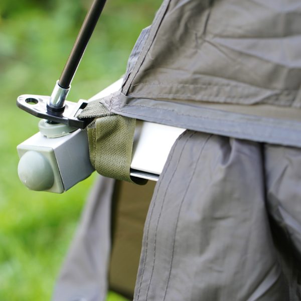 315700 Fosco veldbed tent7 <big>Deze Veldbed Tent Groen is ontworpen om te combineren met ons <strong>Fosco Veldbed (</strong></big><strong>313285)</strong><big>. Volledig gemonteerd past deze tent precies op het veldbed en kan met klittenband vast worden gezet aan het frame. Deze twee items zijn dus compitabel met elkaar en kunnen als set verkocht worden. De tent past ook op andere standaard veldbedden van andere merken.</big> <big>Het belangrijkste doel van deze tent is om comfort en bescherming bieden tegen regen, wind en zon. De tent is waterdicht dankzij de PU-gecoate polyester stof en beschermt tegen insecten en muggen dankzij de geïntegreerde mesh-panelen.</big> <big>Een ander kenmerk van de tent zijn de verlengde flappen die tot aan de grond reiken, zodat je je bagage of andere items uit de wind of regen kunt houden door deze onder het veldbed te plaatsen.</big> <big><strong>Inhoud verpakking:</strong></big> <ul> <li><big>2x set lichtgewicht tentstokken</big></li> <li><big>Veldbed tent </big></li> <li><big>Afmeting opbergtas: 50cm x 10cm Ø</big></li> </ul> <strong><big>Kenmerken:</big></strong> <ul> <li><big>PU gecoate 210T polyester waterdichte stof (waterkolom +/- 2000mm)</big></li> <li><big>Compitabel met het <strong>Fosco Veldbed (313285)</strong></big></li> <li><big>Lichtgewicht ontwerp</big></li> <li><big>Gemakkelijk te monteren met klittenband</big></li> <li><big>Biedt schaduw en bescherming tegen wind en regen</big></li> <li><big>Flappen welke tot de grond reiken</big></li> </ul> <big>Lees hier de review van dit artikel, getest door OutdoorOnly: <a href="https://outdooronly.nl/fosco-field-cot-tent-review/">https://outdooronly.nl/fosco-field-cot-tent-review/</a></big> PU gecoate 210T polyester waterdichte stof