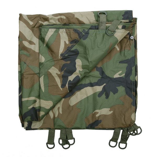 319562 TF 2215 Tarp5 <strong><big>TF-2215 Tarp </big></strong> <hr /> <big>Deze lichtgewicht tarp Woodland is ontworpen voor actieve outdoor mensen die graag de wildernis in trekken. Met de TF-2215 tarp kun je in no time een tijdelijk onderkomen maken. Het zeil is ideaal voor diverse buitensport activiteiten zoals trekking, vissen/jacht of als nood onderkomen.</big> <big>De tarp is gemaakt van 210T polyester rip-stop met PP webbing voor het buitenkant. Polyester oxford met PP-band voor buitenzak.</big> <strong>Afmeting zeil:</strong> 3 x 3 meter (10x10 feet) <strong>Tarp is verpakt in een pouch met Molle systeem en heeft de volgende inhoud:</strong> <ul> <li><big>1x Tarp / zeil 3 x 3 m</big></li> <li><big>6x aluminium haring</big></li> <li><big>1x touw 12m (zelf op maat te knippen)</big></li> </ul> <big><strong>Kenmerken:</strong></big> <ul> <li><big>Drukknopen zodat het gemakkelijker bij elkaar blijft en op te vouwen is.</big></li> <li><big>Inclusief Molle foudraal om het gemakkelijk op te bergen</big></li> <li><big>Te bevestigen aan elke Molle compatible rugzak</big></li> <li><big>Verstevigde hoeken met O-ringen en lussen met D-ringen</big></li> </ul>