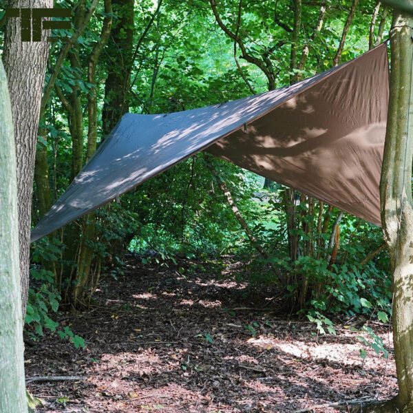 319562 41 01 <strong><big>TF-2215 Tarp </big></strong> <hr /> <big>Deze lichtgewicht tarp Olive Drab is ontworpen voor actieve outdoor mensen die graag de wildernis in trekken. Met de TF-2215 tarp kun je in no time een tijdelijk onderkomen maken. Het zeil is ideaal voor diverse buitensport activiteiten zoals trekking, vissen/jacht of als nood onderkomen.</big> <big>De tarp is gemaakt van 210T polyester rip-stop met PP webbing voor het buitenkant. Polyester oxford met PP-band voor buitenzak.</big> <strong>Afmeting zeil:</strong> 3 x 3 meter (10x10 feet) <strong>Tarp is verpakt in een pouch met Molle systeem en heeft de volgende inhoud:</strong> <ul> <li><big>1x Tarp / zeil 3 x 3 m</big></li> <li><big>6x aluminium haring</big></li> <li><big>1x touw 12m (zelf op maat te knippen)</big></li> </ul> <big><strong>Kenmerken:</strong></big> <ul> <li><big>Drukknopen zodat het gemakkelijker bij elkaar blijft en op te vouwen is.</big></li> <li><big>Inclusief Molle foudraal om het gemakkelijk op te bergen</big></li> <li><big>Te bevestigen aan elke Molle compatible rugzak</big></li> <li><big>Verstevigde hoeken met O-ringen en lussen met D-ringen</big></li> </ul> 210T polyester rip-stop met PP webbing &nbsp;