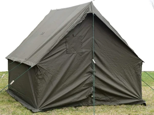 US OD ′SMALL WALL′ ARMY TENT4 Ontdek onze Small Wall Legertent, een stevige en duurzame tent die perfect is voor kampeerders die op zoek zijn naar een compacte oplossing. Gemaakt van 100% katoen met een polyurethaan coating en een 100% stalen frame, biedt deze tent bescherming tegen de elementen en is hij bestand tegen alle weersomstandigheden. Met een oppervlakte van 7,3 m2 (2,7 x 2,7 m) en een hoogte van 2,4 m in het midden en 1 m aan de zijkanten, biedt deze tent voldoende ruimte voor 2 personen en hun bagage. Het heeft ook een head of water van 300 mm, wat betekent dat het bestand is tegen zware regenval. De tent wordt geleverd met alles wat u nodig heeft, inclusief een draagtas van 100% katoen, en heeft een totaal gewicht van 29 kg en een lengte van 1,5 meter wanneer alles in de tas zit. De afmetingen van de verpakking zijn 140 x 30 x 20 cm. De Small Wall Legertent is gemakkelijk op te zetten en af te breken, en is een ideale keuze voor kampeerders die op zoek zijn naar een compacte, draagbare oplossing. Bestel nu en geniet van gratis verzending en een levertijd die we in overleg met u bepalen. Flysheet: 100% Katoen, Polyurethaan gecoated Frame: 100% staal Draagtas: 100% katoen – Afmetingen:  2,7 x 2,7 x 2,4 x 1 m – Oppervlakte 7,3 m2 (2,7 x 2,7 m) – Hoogte midden: 2,4 m – Hoogte zijkanten: 1 m Afmeting verpakking: 140 x 30 x 20cm Head of water: 300 mm gewicht: 29 kg Alles is in één tas verpakt. totaal 33 kg en 1,5 meter lang. <strong>Levertijd in overleg! Gratis verzending!</strong>