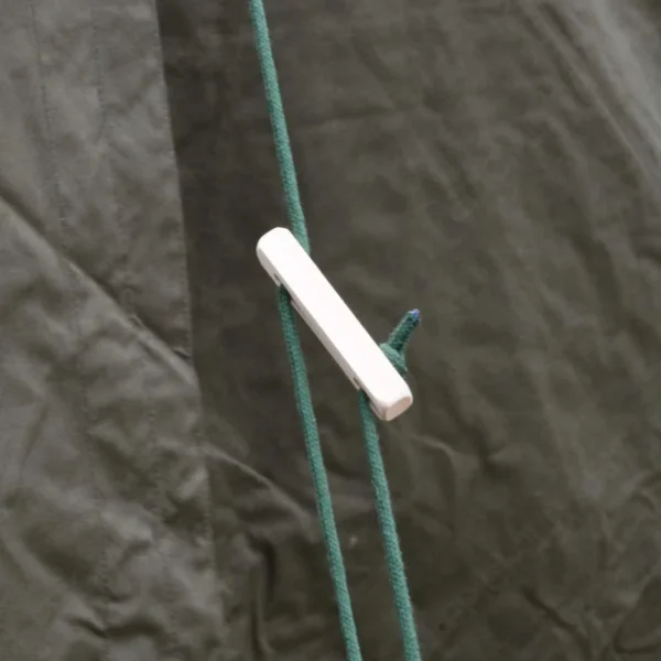 US OD ′SMALL WALL′ ARMY TENT8 Ontdek onze Small Wall Legertent, een stevige en duurzame tent die perfect is voor kampeerders die op zoek zijn naar een compacte oplossing. Gemaakt van 100% katoen met een polyurethaan coating en een 100% stalen frame, biedt deze tent bescherming tegen de elementen en is hij bestand tegen alle weersomstandigheden. Met een oppervlakte van 7,3 m2 (2,7 x 2,7 m) en een hoogte van 2,4 m in het midden en 1 m aan de zijkanten, biedt deze tent voldoende ruimte voor 2 personen en hun bagage. Het heeft ook een head of water van 300 mm, wat betekent dat het bestand is tegen zware regenval. De tent wordt geleverd met alles wat u nodig heeft, inclusief een draagtas van 100% katoen, en heeft een totaal gewicht van 29 kg en een lengte van 1,5 meter wanneer alles in de tas zit. De afmetingen van de verpakking zijn 140 x 30 x 20 cm. De Small Wall Legertent is gemakkelijk op te zetten en af te breken, en is een ideale keuze voor kampeerders die op zoek zijn naar een compacte, draagbare oplossing. Bestel nu en geniet van gratis verzending en een levertijd die we in overleg met u bepalen. Flysheet: 100% Katoen, Polyurethaan gecoated Frame: 100% staal Draagtas: 100% katoen – Afmetingen:  2,7 x 2,7 x 2,4 x 1 m – Oppervlakte 7,3 m2 (2,7 x 2,7 m) – Hoogte midden: 2,4 m – Hoogte zijkanten: 1 m Afmeting verpakking: 140 x 30 x 20cm Head of water: 300 mm gewicht: 29 kg Alles is in één tas verpakt. totaal 33 kg en 1,5 meter lang. <strong>Levertijd in overleg! Gratis verzending!</strong>