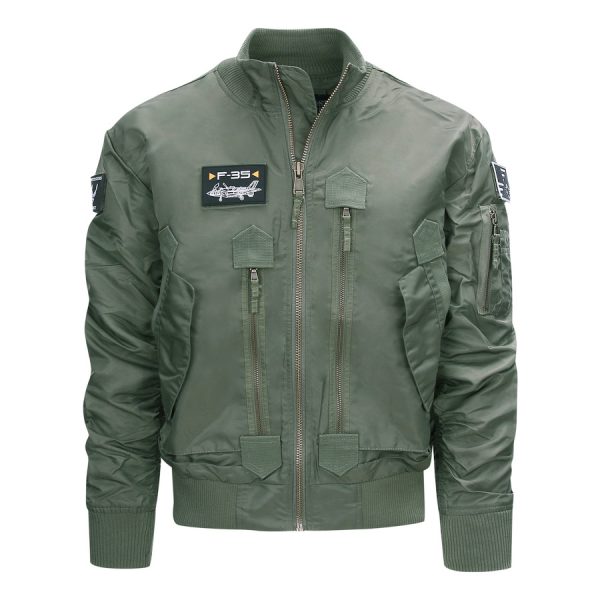 121425 F 35 Flight Jacket De F-35 Flight Jacket is niet zomaar een bomberjack; het is een symbool van functionaliteit, stijl en duurzaamheid. Gemaakt van hoogwaardig 100% nylon, is dit tactical bomberjack ontworpen om je warm en comfortabel te houden in diverse omstandigheden. De polyester voering voegt extra warmte toe, waardoor dit jack ideaal is voor het tussenseizoen of als tussenlaag tijdens koude dagen. De jas sluit mooi aan op het lichaam dankzij de elastische boorden en mouwen, wat zorgt voor een comfortabele pasvorm en extra bescherming tegen de elementen. Maar dit jack biedt niet alleen comfort; het voegt ook stijl toe aan je look. Het tijdloze ontwerp van een bomberjack is zowel functioneel als trendy, en het past naadloos in het huidige straatbeeld. Het F-35 Flight Jacket is voorzien van handige details, zoals de sterke YKK hoofdrits, elastische boorden en mouwen, een elastische kraag en geventileerde oksels voor extra ademend vermogen. De jas heeft veel opbergruimte met twee steekzakken, twee ritszakken en zelfs een opbergvakje met rits en pennenvak op de linkermouw. Om het nog specialer te maken, wordt dit jack geleverd met 3 PVC patches met een Airforce thema, waardoor het een unieke uitstraling heeft. Kortom, het F-35 Flight Jacket is de perfecte combinatie van functionaliteit, stijl en duurzaamheid. Kies voor dit jack en wees klaar voor avontuur, zowel in de natuur als in de stad. <strong>Kenmerken:</strong> <ul> <li><big>Sterke YKK hoofdrits</big></li> <li><big>Inclusief 3 PVC patches (Airforce)</big></li> <li><big>Elastische boorden (onderzijde & mouwen)</big></li> <li><big>Elastische naad in de mouwen </big></li> <li><big>Elastische kraag </big></li> <li><big>Twee steekzakken met klittenband sluiting</big></li> <li><big>Twee ritszakken met veel opbergruimte</big></li> <li><big>Linkermouw voorzien van opbergvakje met rits en pennenvak</big></li> <li><big>Geventileerde oksels</big></li> </ul> <a title="Maattabel" href="https://dedump.nl/wp-content/uploads/2021/11/121425-F-35-Flight-Jacket.pdf" target="_blank" rel="noopener noreferrer"><button><span style="color: #ef471f; font-size: medium;"><strong>Maattabel</strong></span></button></a>