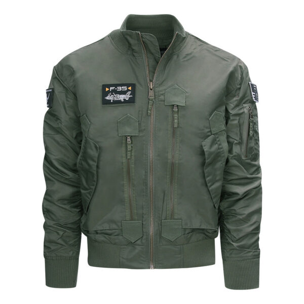 121425 11 01 De F-35 Flight Jacket is niet zomaar een bomberjack; het is een symbool van functionaliteit, stijl en duurzaamheid. Gemaakt van hoogwaardig 100% nylon, is dit tactical bomberjack ontworpen om je warm en comfortabel te houden in diverse omstandigheden. De polyester voering voegt extra warmte toe, waardoor dit jack ideaal is voor het tussenseizoen of als tussenlaag tijdens koude dagen. De jas sluit mooi aan op het lichaam dankzij de elastische boorden en mouwen, wat zorgt voor een comfortabele pasvorm en extra bescherming tegen de elementen. Maar dit jack biedt niet alleen comfort; het voegt ook stijl toe aan je look. Het tijdloze ontwerp van een bomberjack is zowel functioneel als trendy, en het past naadloos in het huidige straatbeeld. Het F-35 Flight Jacket is voorzien van handige details, zoals de sterke YKK hoofdrits, elastische boorden en mouwen, een elastische kraag en geventileerde oksels voor extra ademend vermogen. De jas heeft veel opbergruimte met twee steekzakken, twee ritszakken en zelfs een opbergvakje met rits en pennenvak op de linkermouw. Om het nog specialer te maken, wordt dit jack geleverd met 3 PVC patches met een Airforce thema, waardoor het een unieke uitstraling heeft. Kortom, het F-35 Flight Jacket is de perfecte combinatie van functionaliteit, stijl en duurzaamheid. Kies voor dit jack en wees klaar voor avontuur, zowel in de natuur als in de stad. <strong>Kenmerken:</strong> <ul> <li><big>Sterke YKK hoofdrits</big></li> <li><big>Inclusief 3 PVC patches (Airforce)</big></li> <li><big>Elastische boorden (onderzijde & mouwen)</big></li> <li><big>Elastische naad in de mouwen </big></li> <li><big>Elastische kraag </big></li> <li><big>Twee steekzakken met klittenband sluiting</big></li> <li><big>Twee ritszakken met veel opbergruimte</big></li> <li><big>Linkermouw voorzien van opbergvakje met rits en pennenvak</big></li> <li><big>Geventileerde oksels</big></li> </ul> <a title="Maattabel" href="https://dedump.nl/wp-content/uploads/2021/11/121425-F-35-Flight-Jacket.pdf" target="_blank" rel="noopener noreferrer"><button><span style="color: #ef471f; font-size: medium;"><strong>Maattabel</strong></span></button></a>