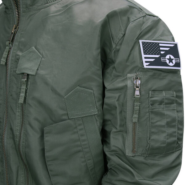 121425 11 02 De F-35 Flight Jacket is niet zomaar een bomberjack; het is een symbool van functionaliteit, stijl en duurzaamheid. Gemaakt van hoogwaardig 100% nylon, is dit tactical bomberjack ontworpen om je warm en comfortabel te houden in diverse omstandigheden. De polyester voering voegt extra warmte toe, waardoor dit jack ideaal is voor het tussenseizoen of als tussenlaag tijdens koude dagen. De jas sluit mooi aan op het lichaam dankzij de elastische boorden en mouwen, wat zorgt voor een comfortabele pasvorm en extra bescherming tegen de elementen. Maar dit jack biedt niet alleen comfort; het voegt ook stijl toe aan je look. Het tijdloze ontwerp van een bomberjack is zowel functioneel als trendy, en het past naadloos in het huidige straatbeeld. Het F-35 Flight Jacket is voorzien van handige details, zoals de sterke YKK hoofdrits, elastische boorden en mouwen, een elastische kraag en geventileerde oksels voor extra ademend vermogen. De jas heeft veel opbergruimte met twee steekzakken, twee ritszakken en zelfs een opbergvakje met rits en pennenvak op de linkermouw. Om het nog specialer te maken, wordt dit jack geleverd met 3 PVC patches met een Airforce thema, waardoor het een unieke uitstraling heeft. Kortom, het F-35 Flight Jacket is de perfecte combinatie van functionaliteit, stijl en duurzaamheid. Kies voor dit jack en wees klaar voor avontuur, zowel in de natuur als in de stad. <strong>Kenmerken:</strong> <ul> <li><big>Sterke YKK hoofdrits</big></li> <li><big>Inclusief 3 PVC patches (Airforce)</big></li> <li><big>Elastische boorden (onderzijde & mouwen)</big></li> <li><big>Elastische naad in de mouwen </big></li> <li><big>Elastische kraag </big></li> <li><big>Twee steekzakken met klittenband sluiting</big></li> <li><big>Twee ritszakken met veel opbergruimte</big></li> <li><big>Linkermouw voorzien van opbergvakje met rits en pennenvak</big></li> <li><big>Geventileerde oksels</big></li> </ul> <a title="Maattabel" href="https://dedump.nl/wp-content/uploads/2021/11/121425-F-35-Flight-Jacket.pdf" target="_blank" rel="noopener noreferrer"><button><span style="color: #ef471f; font-size: medium;"><strong>Maattabel</strong></span></button></a>