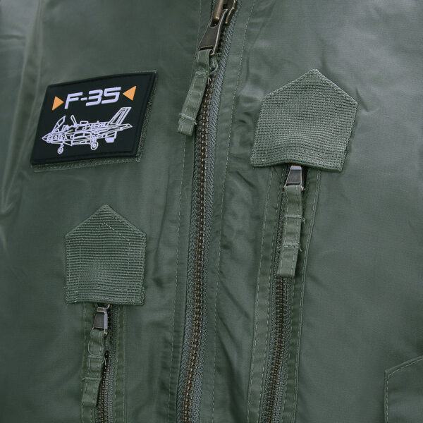 121425 11 03 De F-35 Flight Jacket is niet zomaar een bomberjack; het is een symbool van functionaliteit, stijl en duurzaamheid. Gemaakt van hoogwaardig 100% nylon, is dit tactical bomberjack ontworpen om je warm en comfortabel te houden in diverse omstandigheden. De polyester voering voegt extra warmte toe, waardoor dit jack ideaal is voor het tussenseizoen of als tussenlaag tijdens koude dagen. De jas sluit mooi aan op het lichaam dankzij de elastische boorden en mouwen, wat zorgt voor een comfortabele pasvorm en extra bescherming tegen de elementen. Maar dit jack biedt niet alleen comfort; het voegt ook stijl toe aan je look. Het tijdloze ontwerp van een bomberjack is zowel functioneel als trendy, en het past naadloos in het huidige straatbeeld. Het F-35 Flight Jacket is voorzien van handige details, zoals de sterke YKK hoofdrits, elastische boorden en mouwen, een elastische kraag en geventileerde oksels voor extra ademend vermogen. De jas heeft veel opbergruimte met twee steekzakken, twee ritszakken en zelfs een opbergvakje met rits en pennenvak op de linkermouw. Om het nog specialer te maken, wordt dit jack geleverd met 3 PVC patches met een Airforce thema, waardoor het een unieke uitstraling heeft. Kortom, het F-35 Flight Jacket is de perfecte combinatie van functionaliteit, stijl en duurzaamheid. Kies voor dit jack en wees klaar voor avontuur, zowel in de natuur als in de stad. <strong>Kenmerken:</strong> <ul> <li><big>Sterke YKK hoofdrits</big></li> <li><big>Inclusief 3 PVC patches (Airforce)</big></li> <li><big>Elastische boorden (onderzijde & mouwen)</big></li> <li><big>Elastische naad in de mouwen </big></li> <li><big>Elastische kraag </big></li> <li><big>Twee steekzakken met klittenband sluiting</big></li> <li><big>Twee ritszakken met veel opbergruimte</big></li> <li><big>Linkermouw voorzien van opbergvakje met rits en pennenvak</big></li> <li><big>Geventileerde oksels</big></li> </ul> <a title="Maattabel" href="https://dedump.nl/wp-content/uploads/2021/11/121425-F-35-Flight-Jacket.pdf" target="_blank" rel="noopener noreferrer"><button><span style="color: #ef471f; font-size: medium;"><strong>Maattabel</strong></span></button></a>