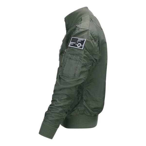 121425 11 04 De F-35 Flight Jacket is niet zomaar een bomberjack; het is een symbool van functionaliteit, stijl en duurzaamheid. Gemaakt van hoogwaardig 100% nylon, is dit tactical bomberjack ontworpen om je warm en comfortabel te houden in diverse omstandigheden. De polyester voering voegt extra warmte toe, waardoor dit jack ideaal is voor het tussenseizoen of als tussenlaag tijdens koude dagen. De jas sluit mooi aan op het lichaam dankzij de elastische boorden en mouwen, wat zorgt voor een comfortabele pasvorm en extra bescherming tegen de elementen. Maar dit jack biedt niet alleen comfort; het voegt ook stijl toe aan je look. Het tijdloze ontwerp van een bomberjack is zowel functioneel als trendy, en het past naadloos in het huidige straatbeeld. Het F-35 Flight Jacket is voorzien van handige details, zoals de sterke YKK hoofdrits, elastische boorden en mouwen, een elastische kraag en geventileerde oksels voor extra ademend vermogen. De jas heeft veel opbergruimte met twee steekzakken, twee ritszakken en zelfs een opbergvakje met rits en pennenvak op de linkermouw. Om het nog specialer te maken, wordt dit jack geleverd met 3 PVC patches met een Airforce thema, waardoor het een unieke uitstraling heeft. Kortom, het F-35 Flight Jacket is de perfecte combinatie van functionaliteit, stijl en duurzaamheid. Kies voor dit jack en wees klaar voor avontuur, zowel in de natuur als in de stad. <strong>Kenmerken:</strong> <ul> <li><big>Sterke YKK hoofdrits</big></li> <li><big>Inclusief 3 PVC patches (Airforce)</big></li> <li><big>Elastische boorden (onderzijde & mouwen)</big></li> <li><big>Elastische naad in de mouwen </big></li> <li><big>Elastische kraag </big></li> <li><big>Twee steekzakken met klittenband sluiting</big></li> <li><big>Twee ritszakken met veel opbergruimte</big></li> <li><big>Linkermouw voorzien van opbergvakje met rits en pennenvak</big></li> <li><big>Geventileerde oksels</big></li> </ul> <a title="Maattabel" href="https://dedump.nl/wp-content/uploads/2021/11/121425-F-35-Flight-Jacket.pdf" target="_blank" rel="noopener noreferrer"><button><span style="color: #ef471f; font-size: medium;"><strong>Maattabel</strong></span></button></a>