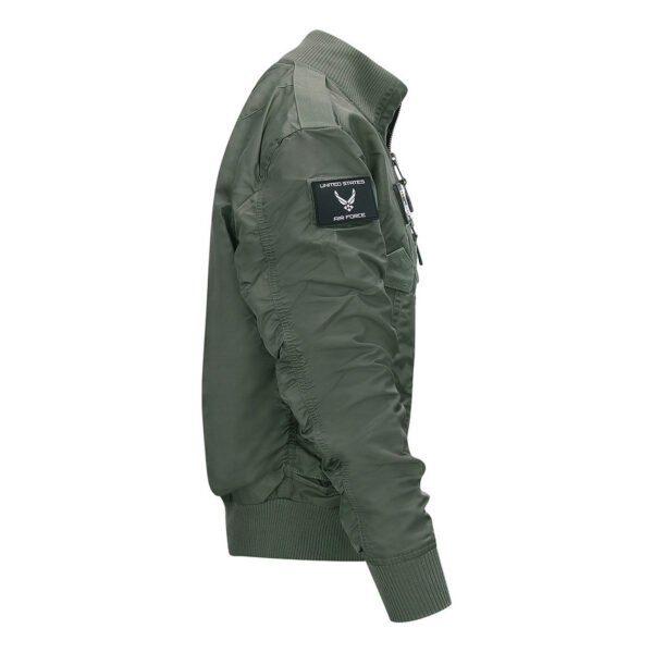 121425 11 05 De F-35 Flight Jacket is niet zomaar een bomberjack; het is een symbool van functionaliteit, stijl en duurzaamheid. Gemaakt van hoogwaardig 100% nylon, is dit tactical bomberjack ontworpen om je warm en comfortabel te houden in diverse omstandigheden. De polyester voering voegt extra warmte toe, waardoor dit jack ideaal is voor het tussenseizoen of als tussenlaag tijdens koude dagen. De jas sluit mooi aan op het lichaam dankzij de elastische boorden en mouwen, wat zorgt voor een comfortabele pasvorm en extra bescherming tegen de elementen. Maar dit jack biedt niet alleen comfort; het voegt ook stijl toe aan je look. Het tijdloze ontwerp van een bomberjack is zowel functioneel als trendy, en het past naadloos in het huidige straatbeeld. Het F-35 Flight Jacket is voorzien van handige details, zoals de sterke YKK hoofdrits, elastische boorden en mouwen, een elastische kraag en geventileerde oksels voor extra ademend vermogen. De jas heeft veel opbergruimte met twee steekzakken, twee ritszakken en zelfs een opbergvakje met rits en pennenvak op de linkermouw. Om het nog specialer te maken, wordt dit jack geleverd met 3 PVC patches met een Airforce thema, waardoor het een unieke uitstraling heeft. Kortom, het F-35 Flight Jacket is de perfecte combinatie van functionaliteit, stijl en duurzaamheid. Kies voor dit jack en wees klaar voor avontuur, zowel in de natuur als in de stad. <strong>Kenmerken:</strong> <ul> <li><big>Sterke YKK hoofdrits</big></li> <li><big>Inclusief 3 PVC patches (Airforce)</big></li> <li><big>Elastische boorden (onderzijde & mouwen)</big></li> <li><big>Elastische naad in de mouwen </big></li> <li><big>Elastische kraag </big></li> <li><big>Twee steekzakken met klittenband sluiting</big></li> <li><big>Twee ritszakken met veel opbergruimte</big></li> <li><big>Linkermouw voorzien van opbergvakje met rits en pennenvak</big></li> <li><big>Geventileerde oksels</big></li> </ul> <a title="Maattabel" href="https://dedump.nl/wp-content/uploads/2021/11/121425-F-35-Flight-Jacket.pdf" target="_blank" rel="noopener noreferrer"><button><span style="color: #ef471f; font-size: medium;"><strong>Maattabel</strong></span></button></a>