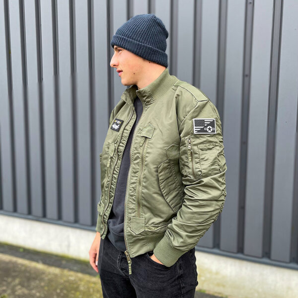 121425 11 16 De F-35 Flight Jacket is niet zomaar een bomberjack; het is een symbool van functionaliteit, stijl en duurzaamheid. Gemaakt van hoogwaardig 100% nylon, is dit tactical bomberjack ontworpen om je warm en comfortabel te houden in diverse omstandigheden. De polyester voering voegt extra warmte toe, waardoor dit jack ideaal is voor het tussenseizoen of als tussenlaag tijdens koude dagen. De jas sluit mooi aan op het lichaam dankzij de elastische boorden en mouwen, wat zorgt voor een comfortabele pasvorm en extra bescherming tegen de elementen. Maar dit jack biedt niet alleen comfort; het voegt ook stijl toe aan je look. Het tijdloze ontwerp van een bomberjack is zowel functioneel als trendy, en het past naadloos in het huidige straatbeeld. Het F-35 Flight Jacket is voorzien van handige details, zoals de sterke YKK hoofdrits, elastische boorden en mouwen, een elastische kraag en geventileerde oksels voor extra ademend vermogen. De jas heeft veel opbergruimte met twee steekzakken, twee ritszakken en zelfs een opbergvakje met rits en pennenvak op de linkermouw. Om het nog specialer te maken, wordt dit jack geleverd met 3 PVC patches met een Airforce thema, waardoor het een unieke uitstraling heeft. Kortom, het F-35 Flight Jacket is de perfecte combinatie van functionaliteit, stijl en duurzaamheid. Kies voor dit jack en wees klaar voor avontuur, zowel in de natuur als in de stad. <strong>Kenmerken:</strong> <ul> <li><big>Sterke YKK hoofdrits</big></li> <li><big>Inclusief 3 PVC patches (Airforce)</big></li> <li><big>Elastische boorden (onderzijde & mouwen)</big></li> <li><big>Elastische naad in de mouwen </big></li> <li><big>Elastische kraag </big></li> <li><big>Twee steekzakken met klittenband sluiting</big></li> <li><big>Twee ritszakken met veel opbergruimte</big></li> <li><big>Linkermouw voorzien van opbergvakje met rits en pennenvak</big></li> <li><big>Geventileerde oksels</big></li> </ul> <a title="Maattabel" href="https://dedump.nl/wp-content/uploads/2021/11/121425-F-35-Flight-Jacket.pdf" target="_blank" rel="noopener noreferrer"><button><span style="color: #ef471f; font-size: medium;"><strong>Maattabel</strong></span></button></a>