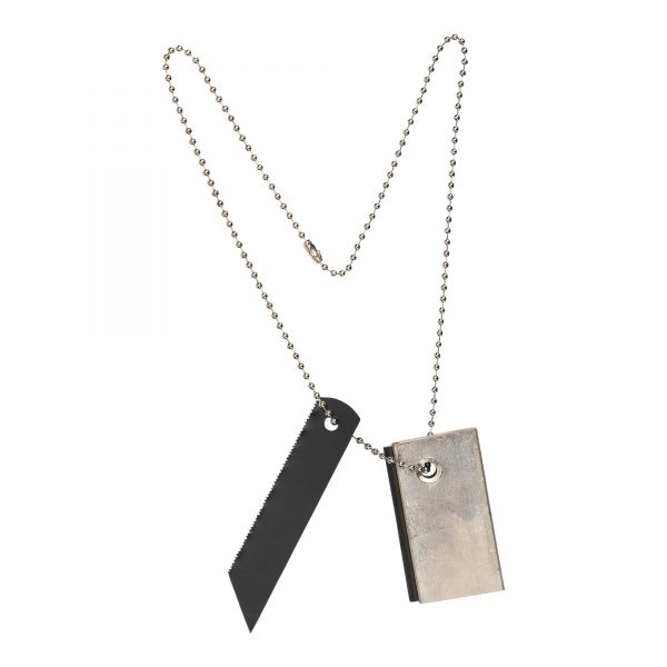 429738 BCB Magnesium block striker CN331 Traditionele vuursteen hangend aan een magnesiumblok. Schraap krullen van het magnesiumblok met het ijzerzaagblad. Ontsteek deze vervolgens door met het mes langs de vuurstenen vonken op het magnesium te slaan. De krullen van het magnseiumblok branden gemakkelijk en worden zeer heet, de ideale manier dus om een vuur te maken. <a href="https://dedump.nl/wp-content/uploads/2021/01/BCB.png"><img class="alignnone size-full wp-image-35393" src="https://dedump.nl/wp-content/uploads/2021/01/BCB.png" alt="" width="94" height="50" /></a>