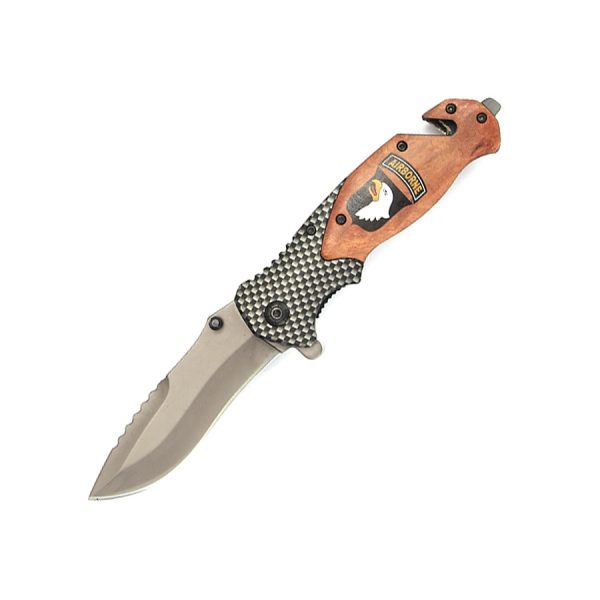 457442 Mes 101st Airborne 9920 <div> <h3 data-start="0" data-end="49"><strong data-start="4" data-end="47">101st Airborne Zakmes | Fostex Garments</strong></h3> <p data-start="51" data-end="363"><strong data-start="51" data-end="68">Beschrijving:</strong><br data-start="68" data-end="71" />Dit <strong data-start="75" data-end="98">kwalitatieve zakmes</strong> van <strong data-start="103" data-end="122">Fostex Garments</strong> is ontworpen met een <strong data-start="144" data-end="169">uniek militair design</strong> en voorzien van het iconische <strong data-start="200" data-end="223">101st Airborne logo</strong>. Het mes heeft een <strong data-start="243" data-end="290">stoer carbon print & hout afgewerkt handvat</strong>, wat zorgt voor een <strong data-start="311" data-end="332">comfortabele grip</strong> en een robuuste uitstraling.</p> <p data-start="365" data-end="584">Het <strong data-start="369" data-end="383">RVS lemmet</strong> is <strong data-start="387" data-end="403">grijs gecoat</strong>, wat niet alleen zorgt voor een stijlvolle look maar ook extra bescherming biedt tegen slijtage en roest. Voor extra veiligheid is het mes voorzien van een <strong data-start="560" data-end="581">inklapbeveiliging</strong>.</p> <p data-start="586" data-end="836">Daarnaast beschikt dit mes over een <strong data-start="622" data-end="648">geïntegreerde snijhaak</strong>, waarmee je moeiteloos <strong data-start="672" data-end="701">touwen, draden en gordels</strong> kunt doorsnijden. Dit maakt het een <strong data-start="738" data-end="776">veelzijdig en onmisbaar hulpmiddel</strong> voor outdoor-avonturiers, reizigers en dagelijks gebruik.</p> </div> <div></div> <div><a href="https://dedump.nl/wp-content/uploads/2021/01/1024px-US_101st_Airborne_Division_patch.svg_.png"><img class="alignnone wp-image-35716" src="https://dedump.nl/wp-content/uploads/2021/01/1024px-US_101st_Airborne_Division_patch.svg_-207x300.png" alt="" width="99" height="144" /></a></div> <div> <h4><span style="color: #ff0000;"><strong>Messen en bijlen versturen wij altijd met leeftijdscheck 18+!</strong></span></h4> </div>