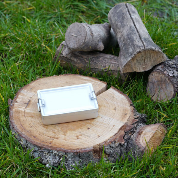 469472 BCB Mini mess box CN5504 Een hoogwaardig, super lichtgewicht, luchtdicht aluminium blik met rolsluitingen. De box heeft een rubberen afdichting in het deksel en is handig als opbergblik voor persoonlijke overlevingsuitrusting. Kan in geval van nood als kookpot worden gebruikt. <strong>Afmetingen: </strong>13 x 9,5 x 3 cm <strong>Gewicht:</strong> 95 g <a href="https://dedump.nl/wp-content/uploads/2021/01/BCB.png"><img class="alignnone size-full wp-image-35393" src="https://dedump.nl/wp-content/uploads/2021/01/BCB.png" alt="" width="94" height="50" /></a>